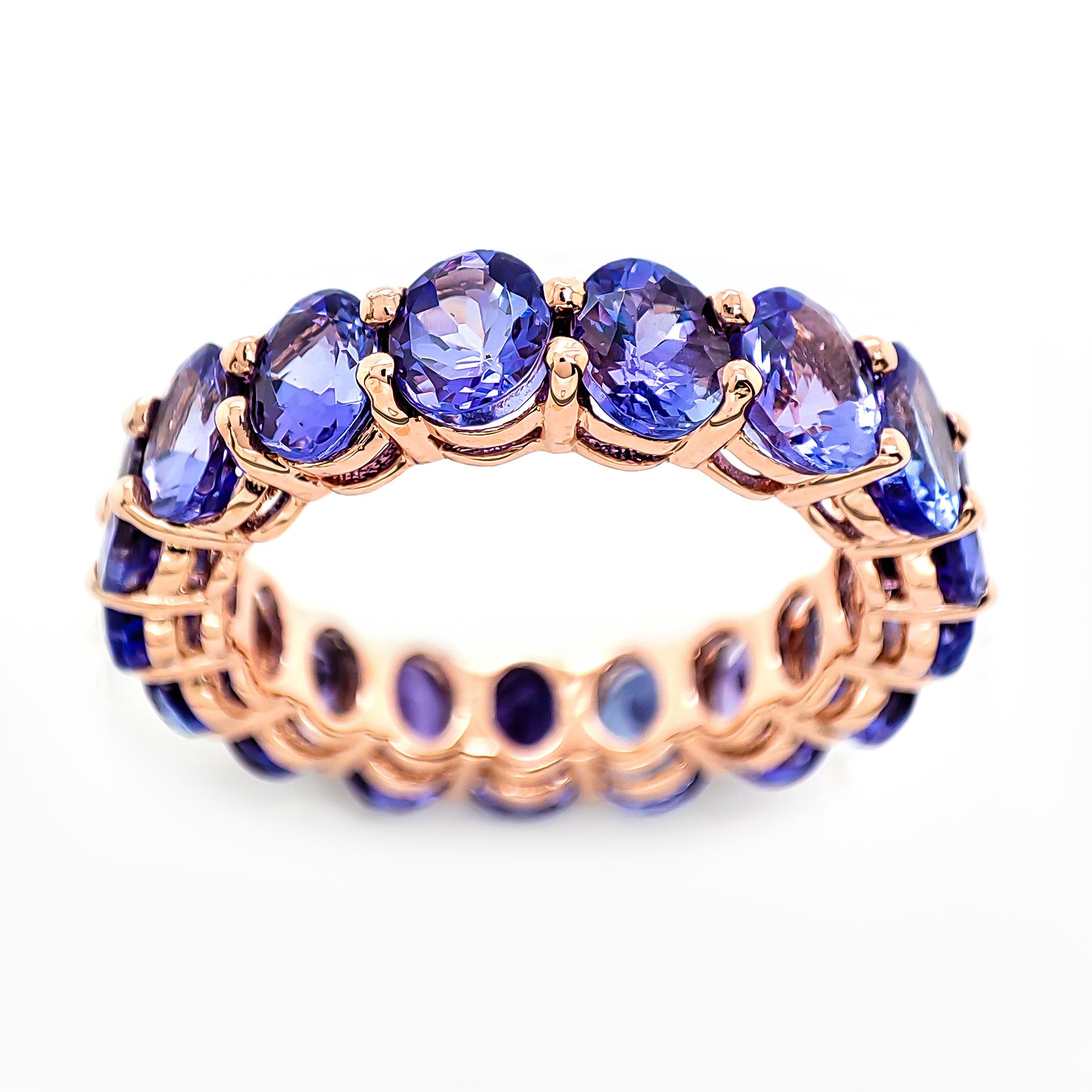 PARA COMPRADORES DE EE.UU. SIN IVA

Este impresionante anillo presenta 17 tanzanitas naturales, cada una tallada en una elegante forma ovalada. Las tanzanitas, con un peso total de 6,70 quilates, exhiben un cautivador color azul violáceo y una
