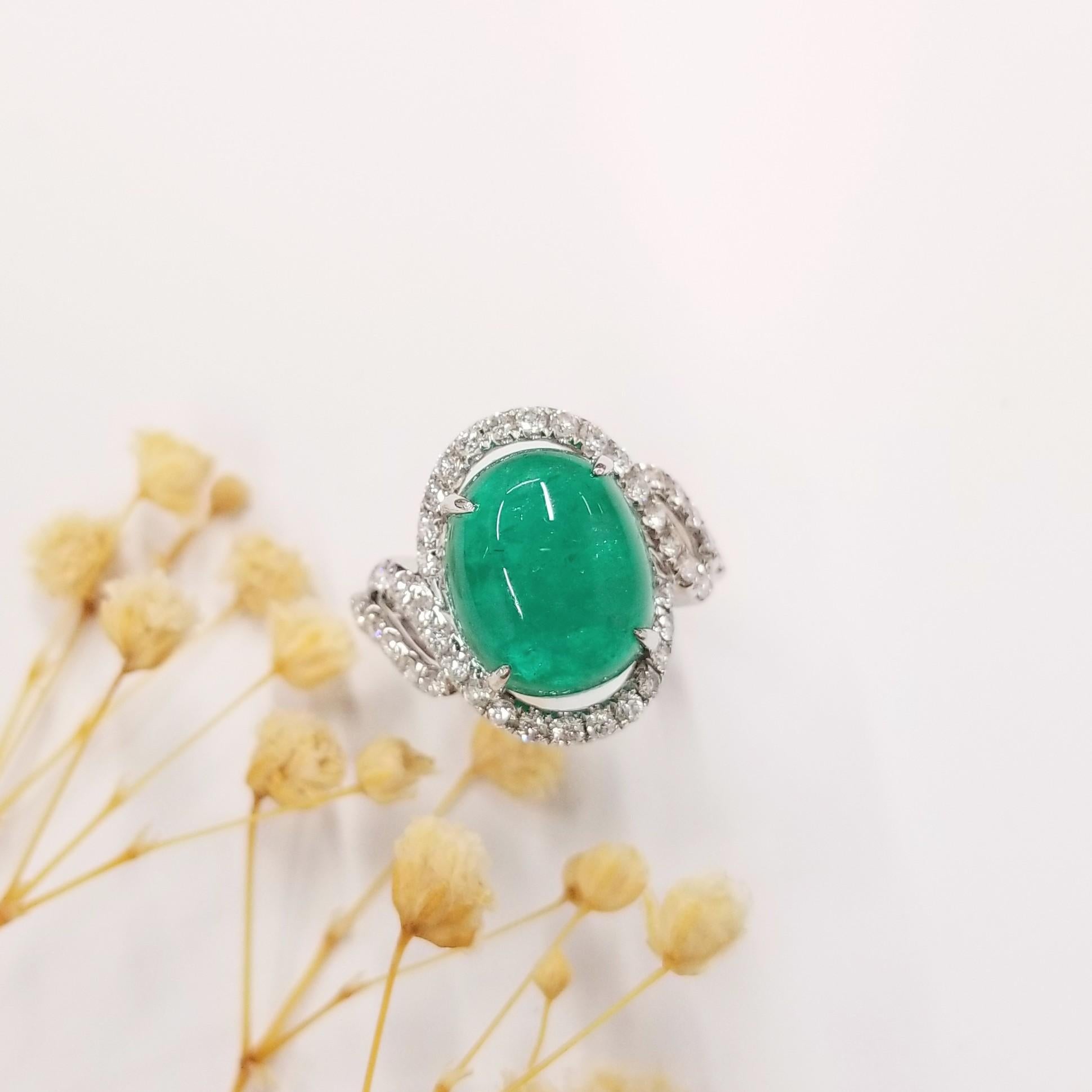 Ein außergewöhnliches Kunstwerk in Form eines IGI-zertifizierten natürlichen Smaragds von 6,71 Karat in intensivem Blaugrün (aus Kolumbien) und eines ovalen Cabochons mit natürlichen Diamanten in einem Ring im modernen Stil. Dieser sorgfältig aus