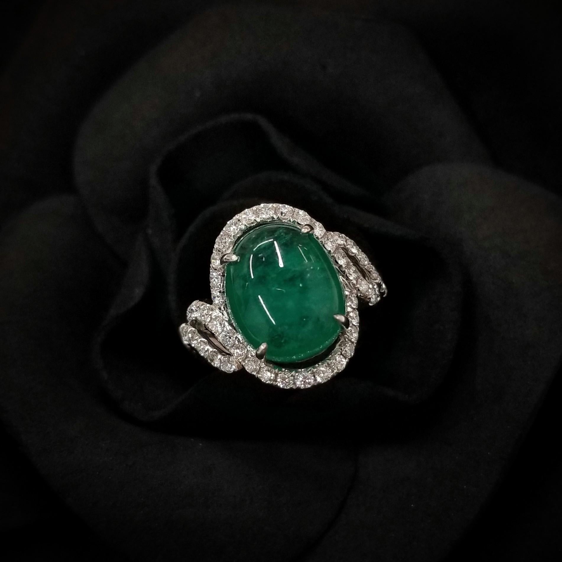 IGI Certified 6.71 Carat Colombian Emerald & Diamond Ring in 18K White Gold In New Condition For Sale In KOWLOON, HK