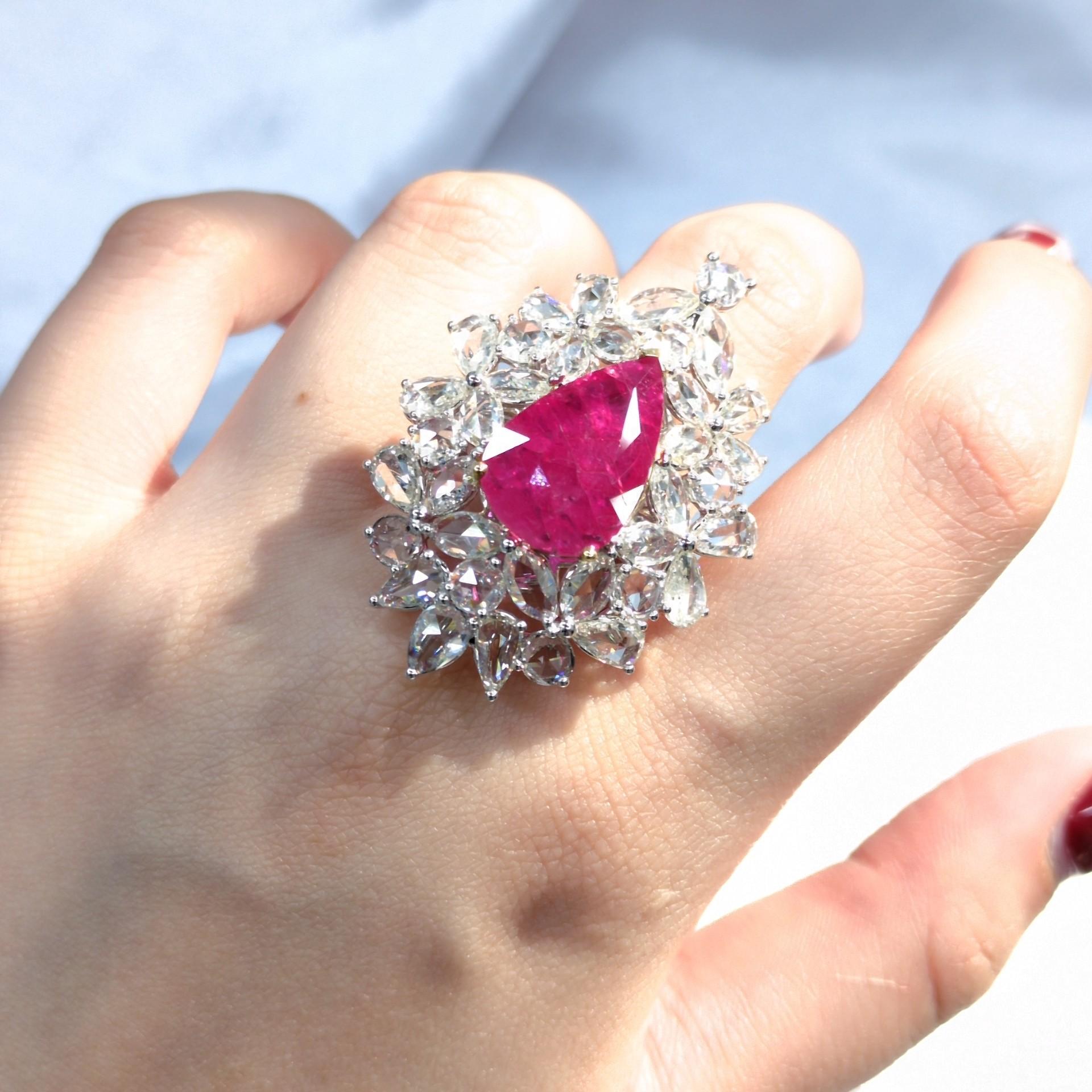 IGI-zertifizierter 6,72 Karat Rubin & Diamant-Cluster-Ring-Anhänger mit 2 Arten (Moderne) im Angebot