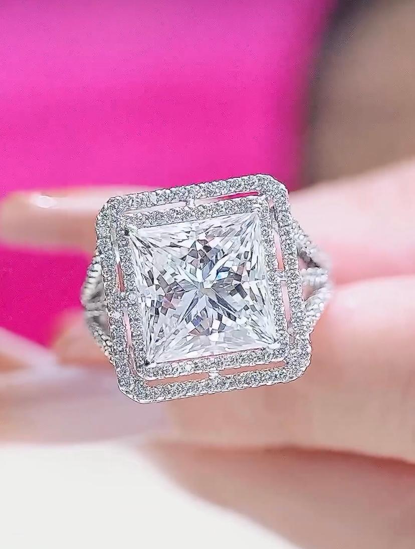 Eleva il tuo look con un impareggiabile anello solitario con diamante scintillante. Questo magnifico anello è l'emblema del lusso e dell'opulenza.  Possedere un tesoro del genere è una benedizione, poiché non sono solo simboli di una ricchezza e di