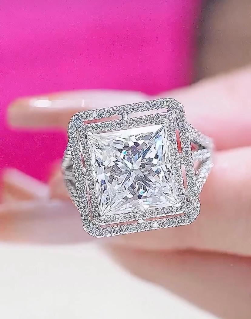 Contemporaneo Anello solitario in oro 18k con diamante certificato IGI da 7,00 carati in vendita