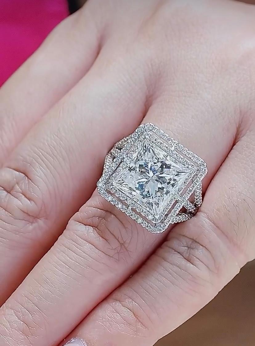 Princess Cut IGI Certified 7.00 Carat Diamond 18k Gold Solitaire Ring For Sale