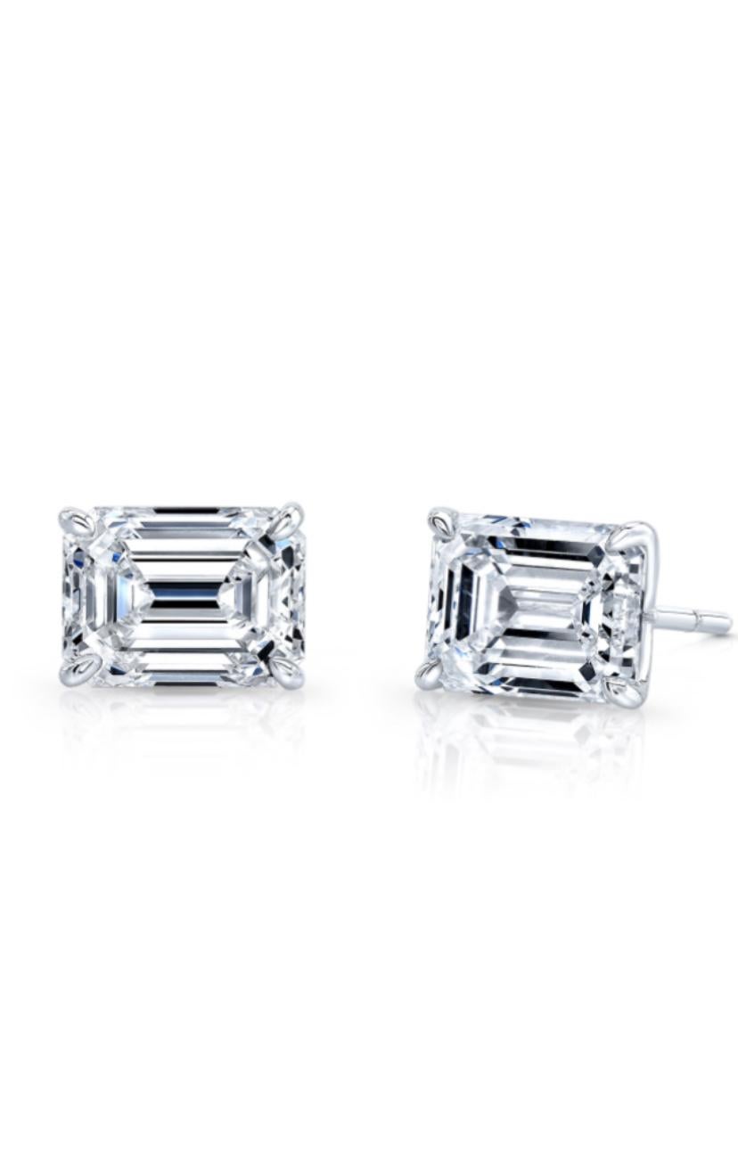 Uno squisito orecchino a perno con diamanti, dal design essenziale e moderno.
Eleva la tua bellezza senza tempo e aggiungi un tocco di luce e raffinatezza al tuo look.
Gli splendidi orecchini sono realizzati in oro 18k con smeraldi lucenti e