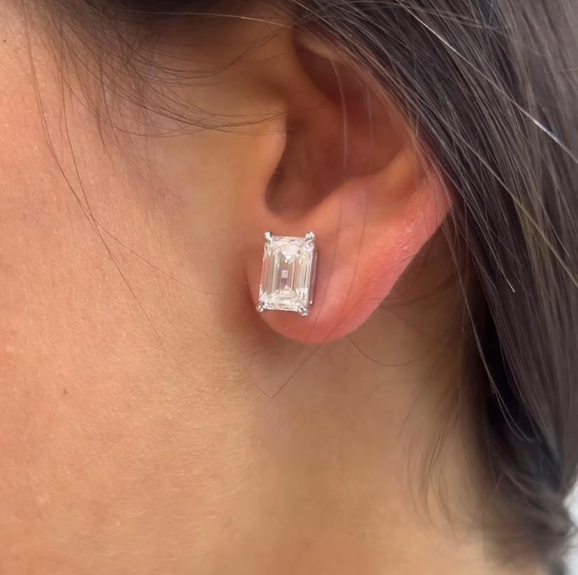 IGI zertifiziert 7,00 Karat VS1/VS2 Smaragde Form Diamanten 18K Gold Ohrringe für Damen oder Herren im Angebot