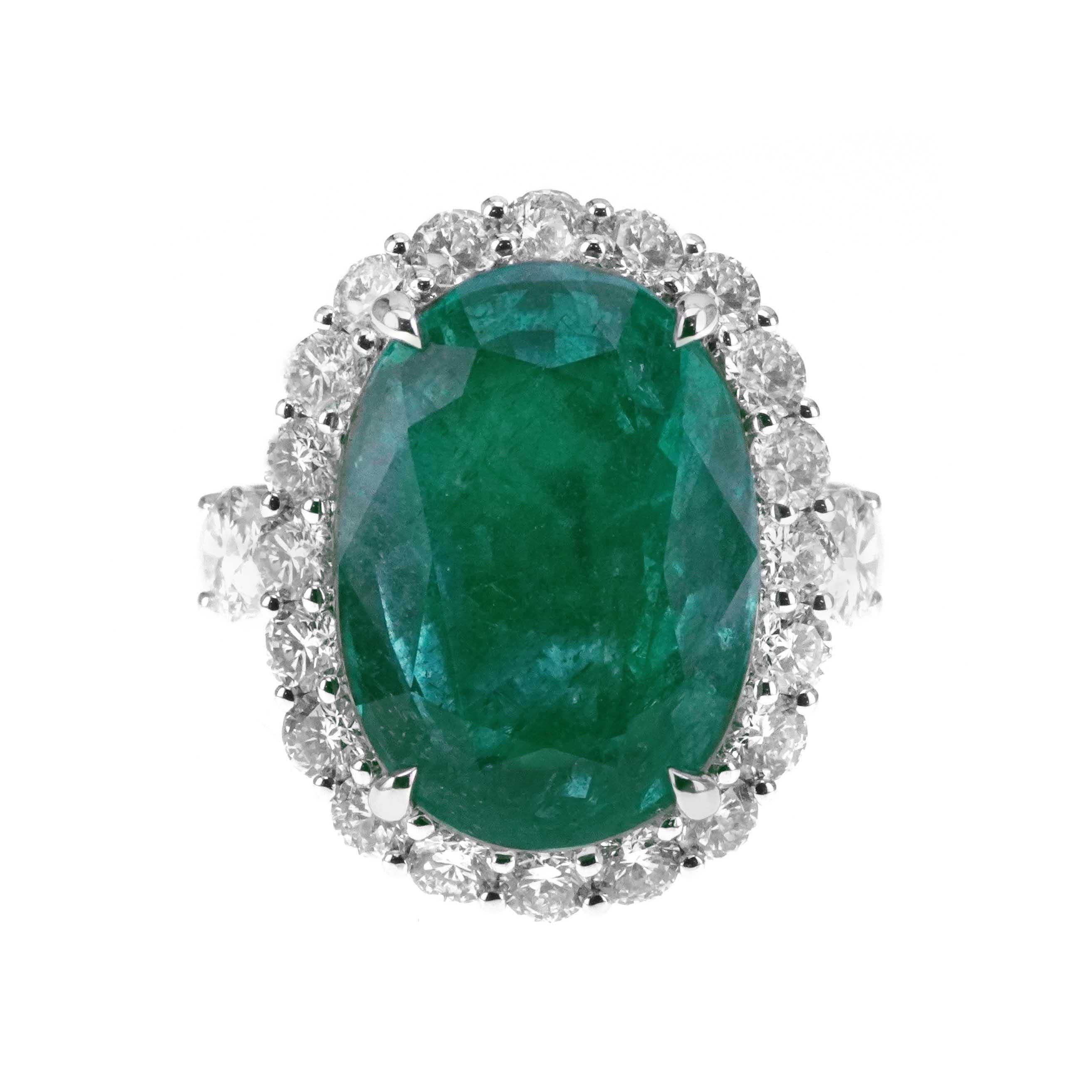 Une émeraude zambienne certifiée IGI est sertie d'un diamant blanc de 1,58 carat dans cette bague solitaire en or 18 carats faite à la main. La bague a été fabriquée à la main à Hong Kong. Les détails du diamant sont mentionnés ci-dessous :
Couleur