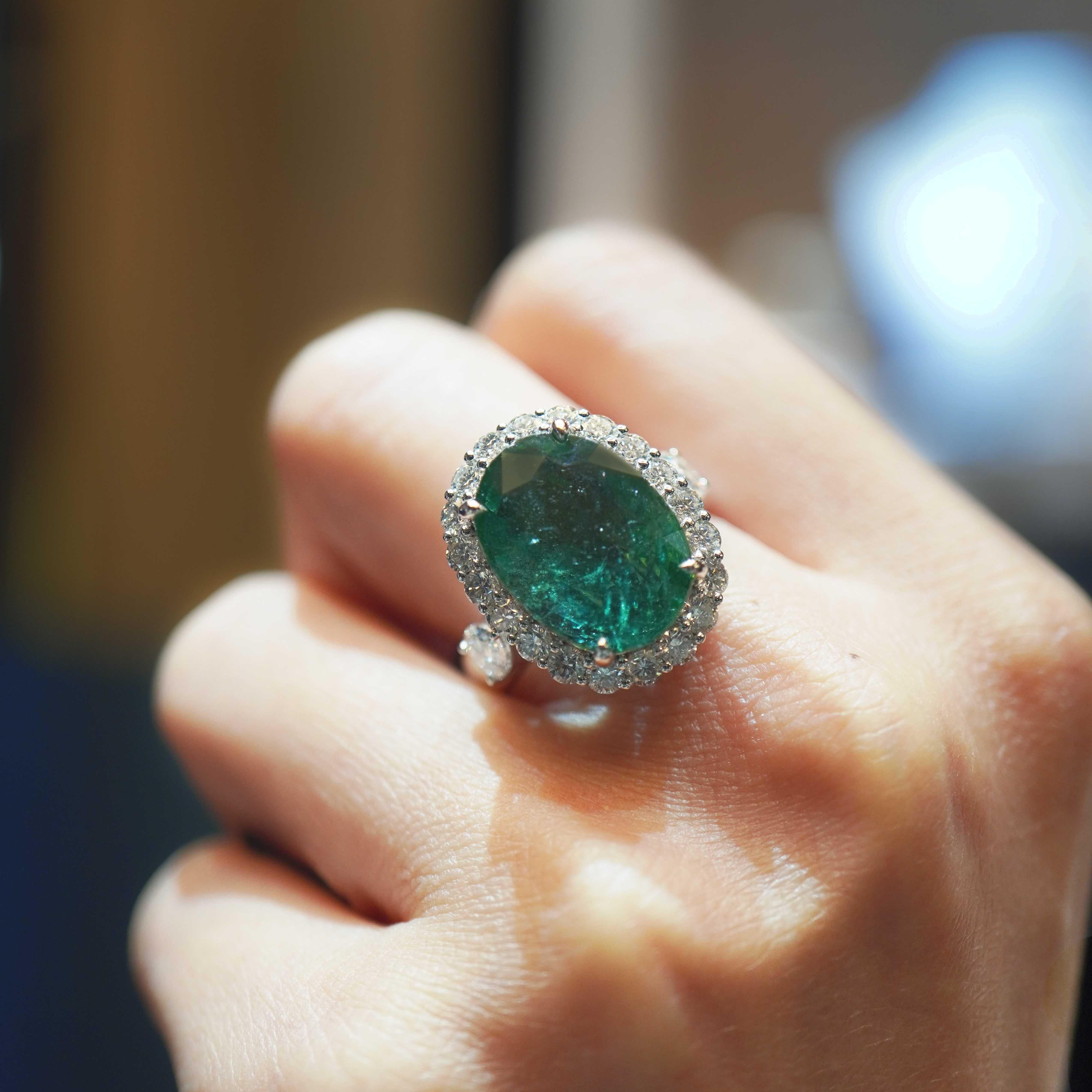 Bague solitaire 18 carats avec émeraude certifiée IGI de 7,15 carats et diamant blanc 1,58 carat en vente 1