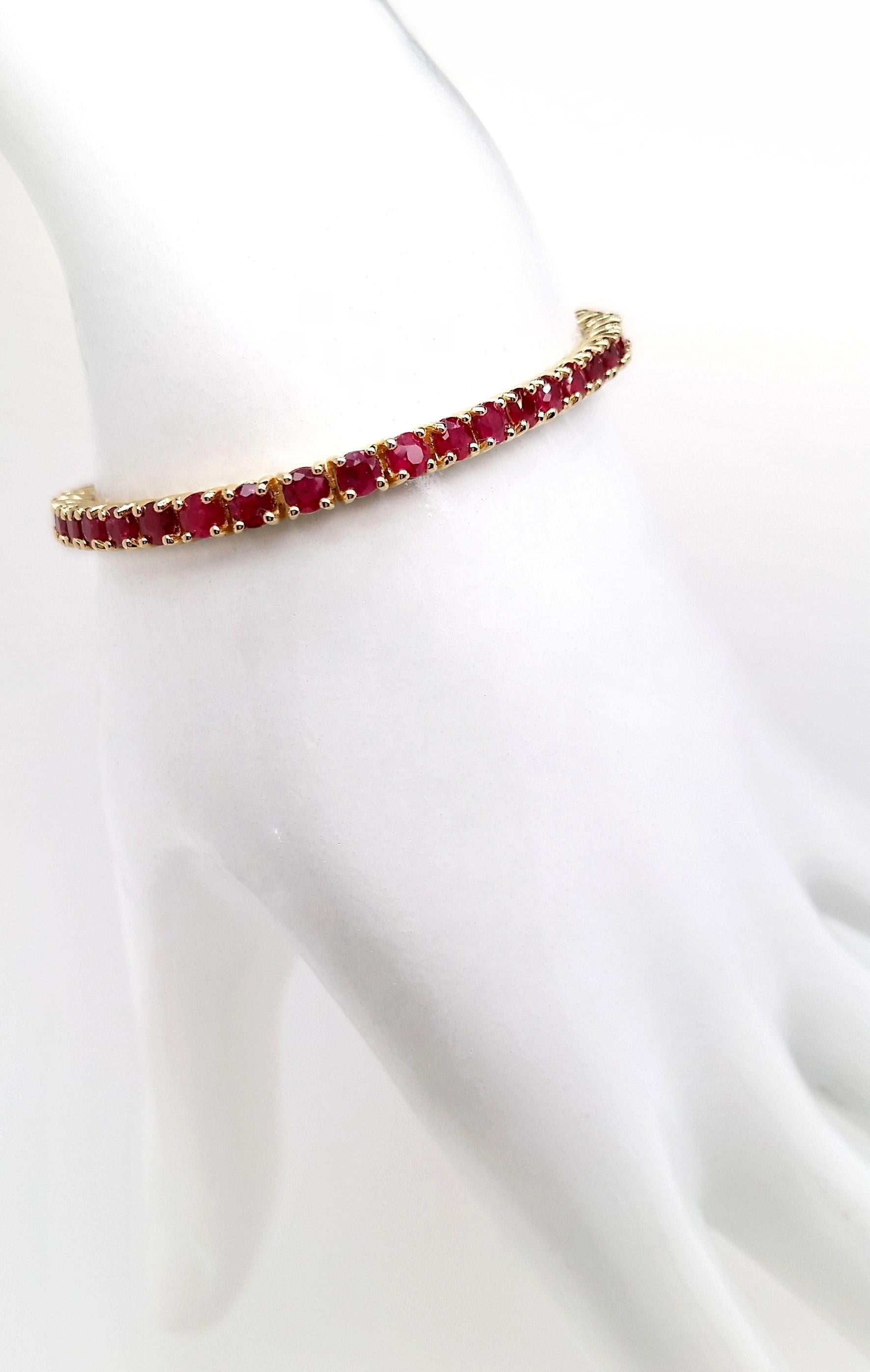 IGI Certified 7.27ct Natural Rubies set in 14Kt Yellow Gold Bracelet In New Condition For Sale In Hong Kong, HK