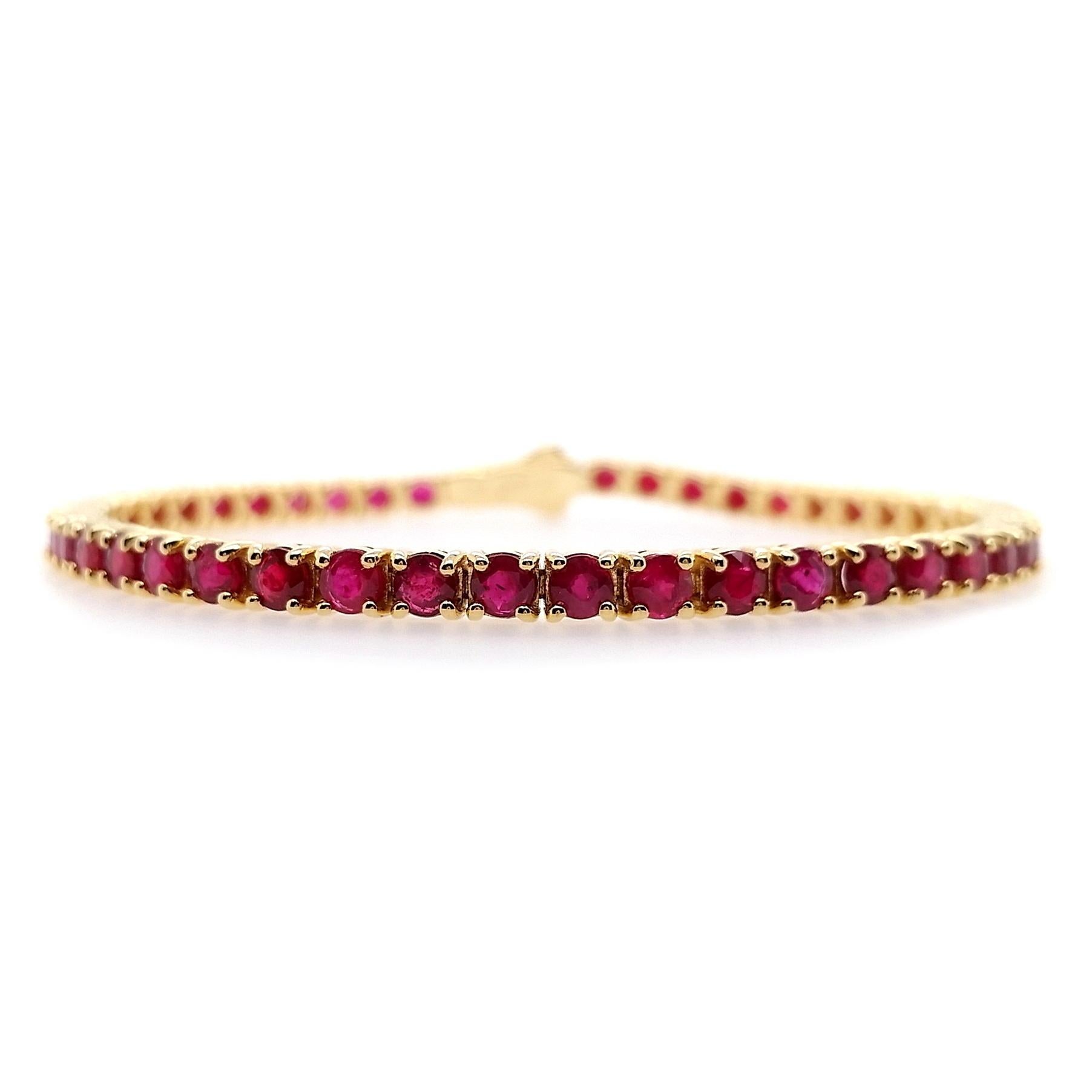 IGI Certified 7.27ct Natural Rubies set in 14Kt Yellow Gold Bracelet For Sale 1