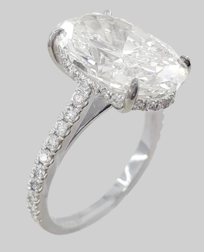 Contemporary IGI Certified 7.50 Carat Oval Cut Diamond  Solitaire Ring For Sale