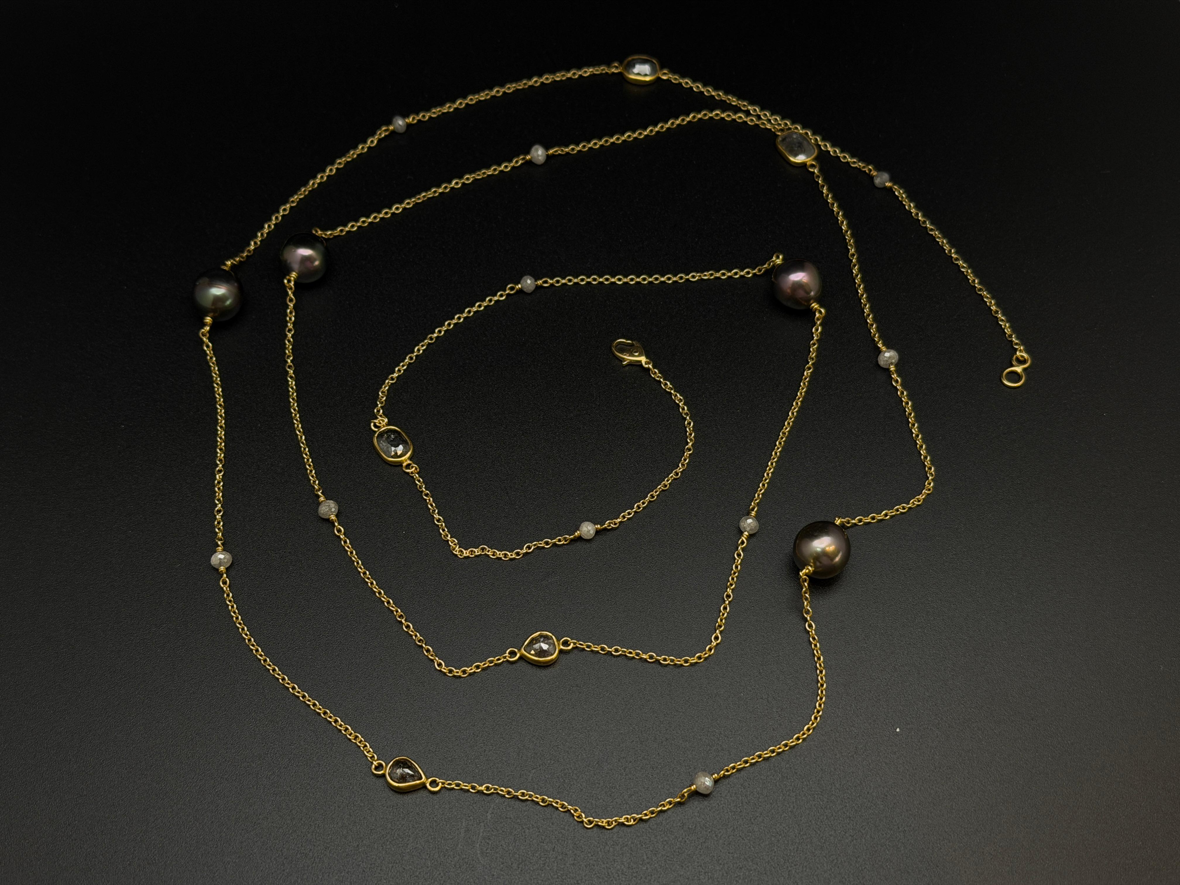 Un collier original en or jaune 18K certifié IGI avec des diamants et des perles mesurant 44.50 pouces. Monté avec quatre perles noires de culture naturelle mesurant 9,50-10,62 mm, présentant des reflets roses et verts. Serti de cinq diamants