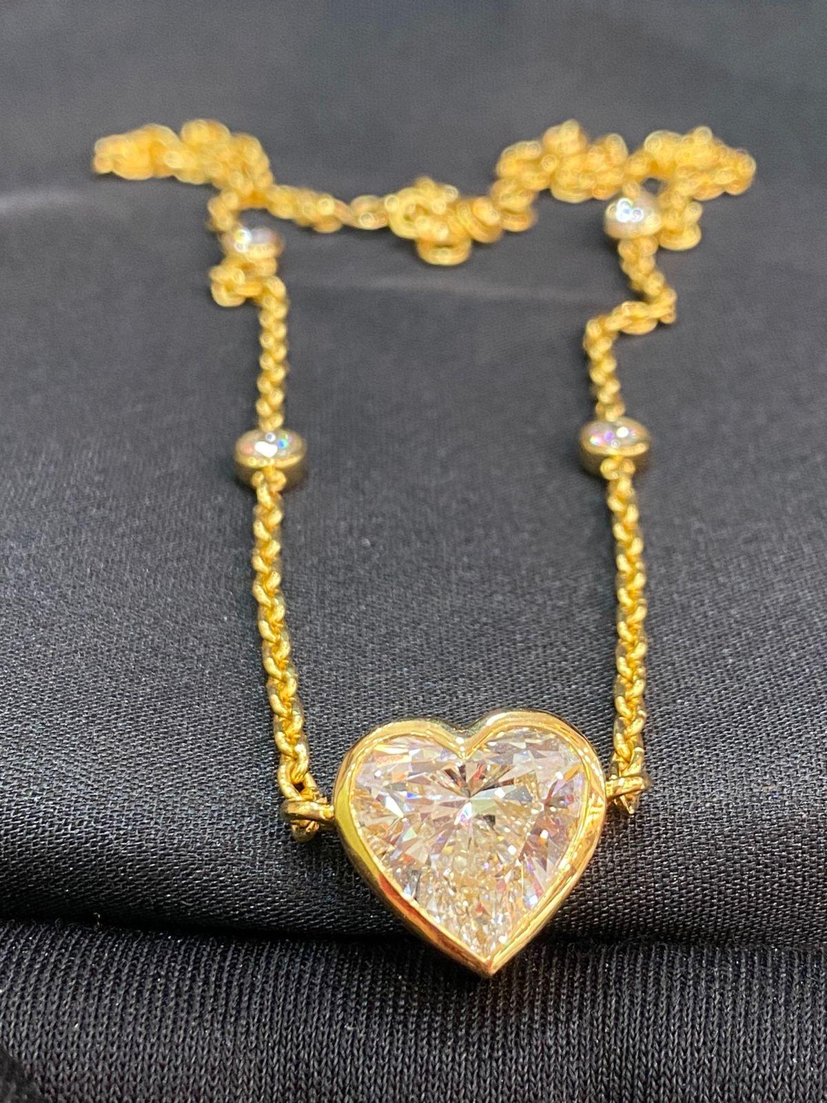 Eccezionale collana dal design sofisticato e romantico, un vero pezzo d'arte e di bellezza.
Questo stile essenziale è espressione di classe e charme. 
Magnifica collana in oro 18 carati con un diamante naturale di 7,50 carati, taglio a cuore, colore