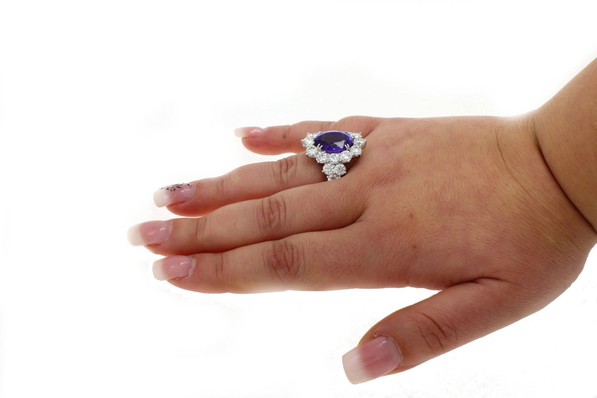 IGI Certified 7.80 Carat Tanzanite Diamonds Gold Ring In Excellent Condition For Sale In Marcianise, Marcianise (CE)