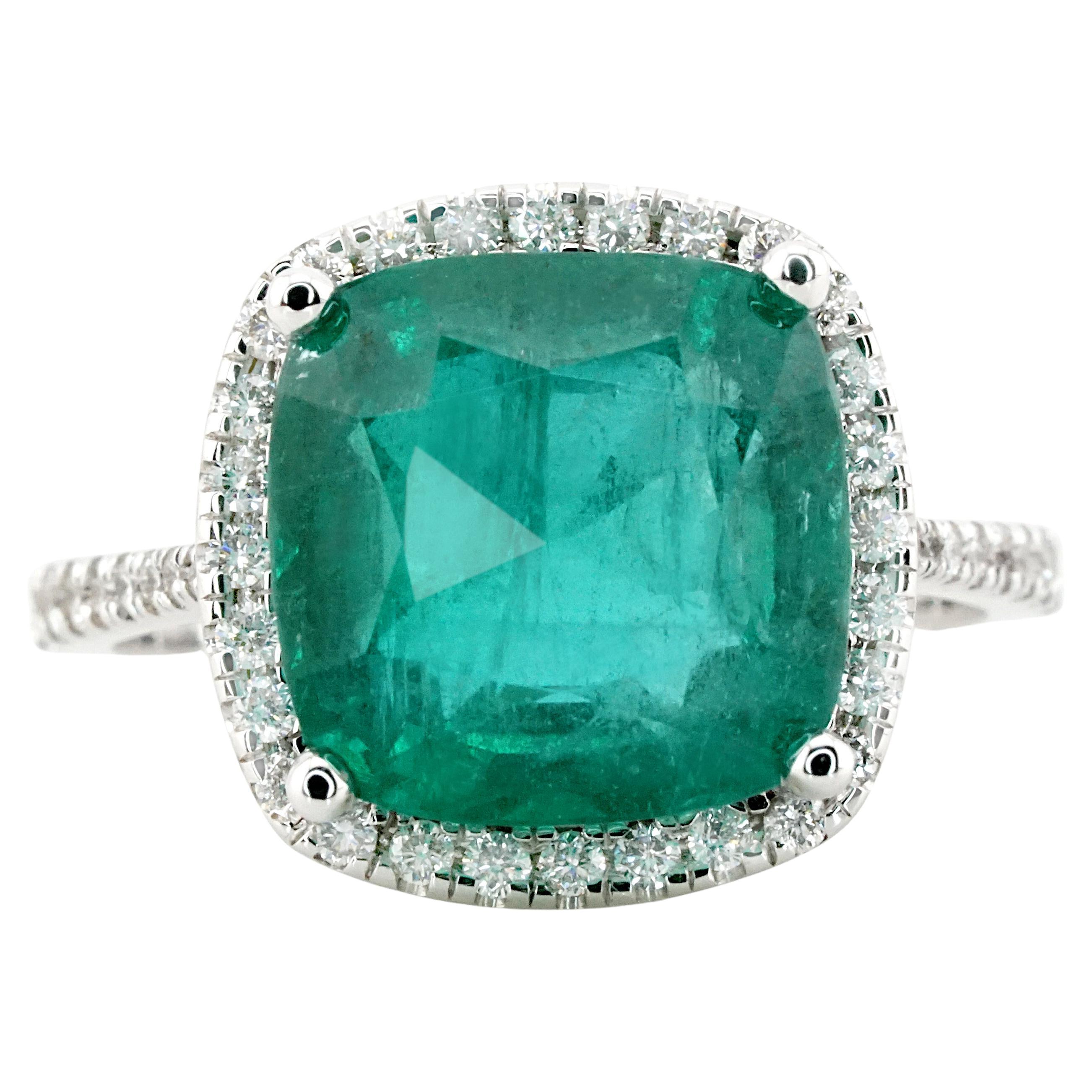 Anillo de oro blanco con esmeralda natural de corte profundo verde con certificado IGI de 7,94 quilates Art Decó en venta