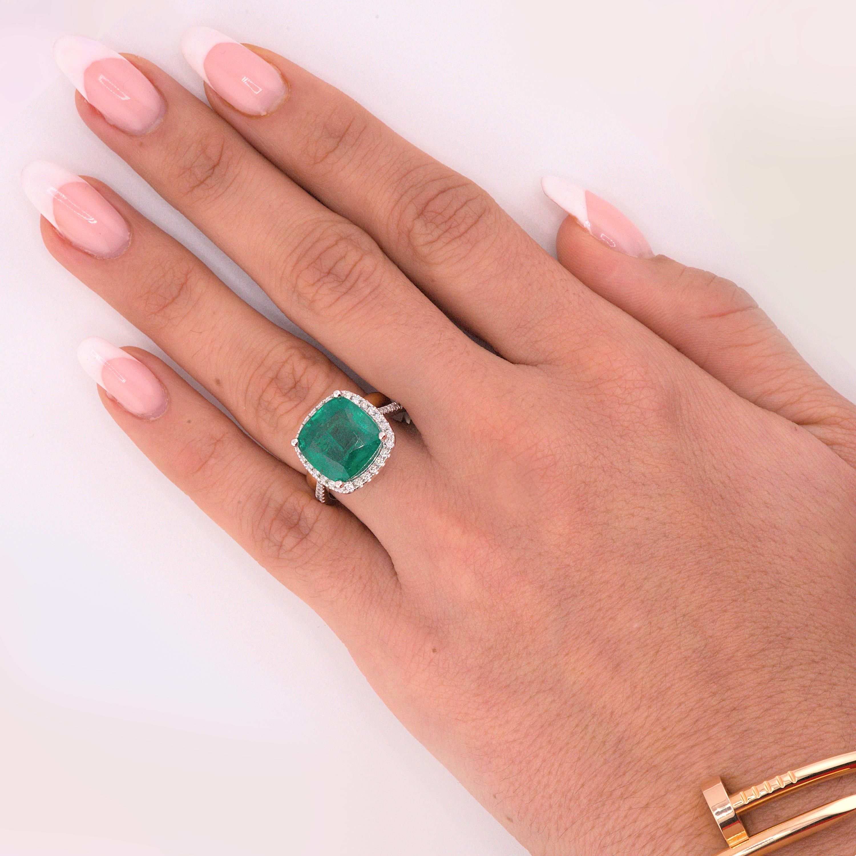 IGI-zertifizierter 7,94 Karat Weißgoldring mit tiefgrünem natürlichem Smaragd im Kissenschliff im Angebot 1
