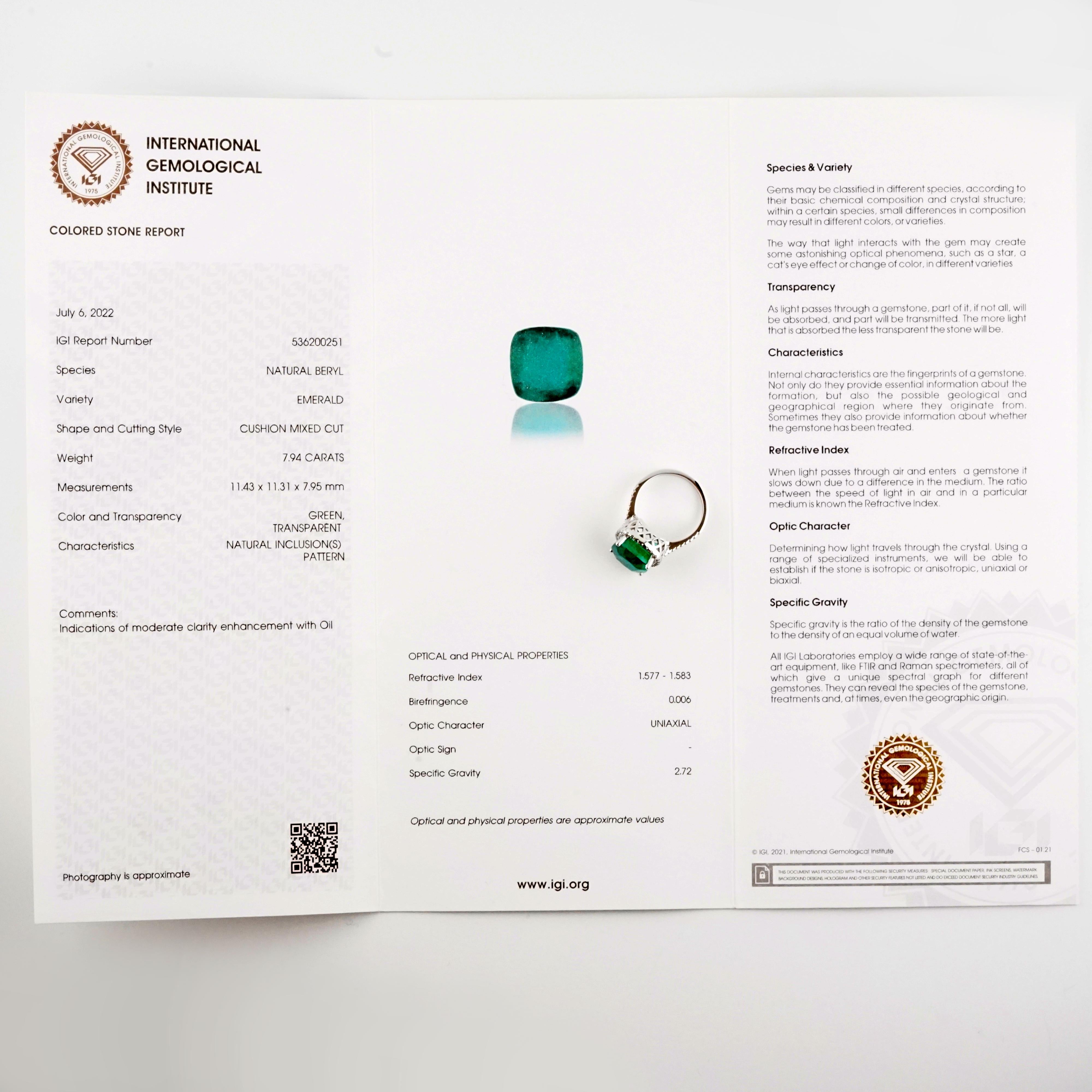 Bague en or blanc certifiée IGI, émeraude naturelle vert profond taille coussin de 7,94 carats en vente 1
