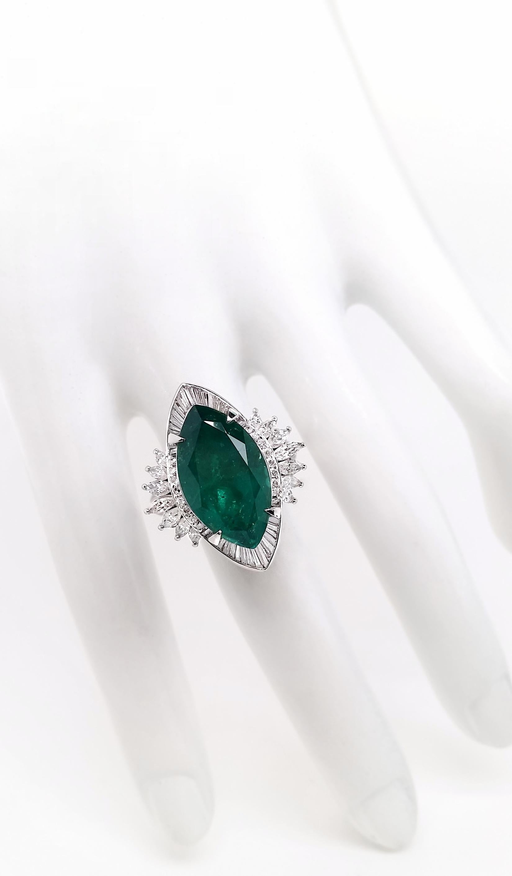 IGI Certified 8.53ct Fine Vivid Colombia Emerald 1.49ct Diamonds Platinum Ring In New Condition For Sale In Hong Kong, HK
