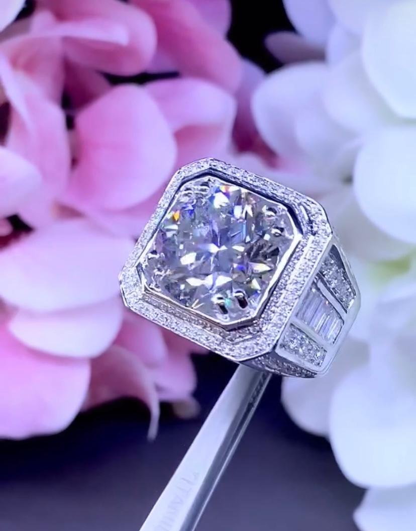 Round Cut IGI Certified 9.00 Carats Diamond 18K Gold Unisex Ring For Sale