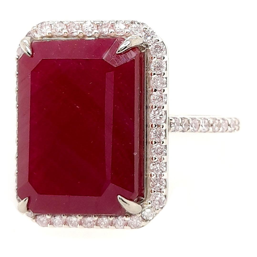IGI Certified 9.74ct Not-treated Ruby and 0.44ct Diamonds 14k White Gold Ring In New Condition For Sale In Hong Kong, HK