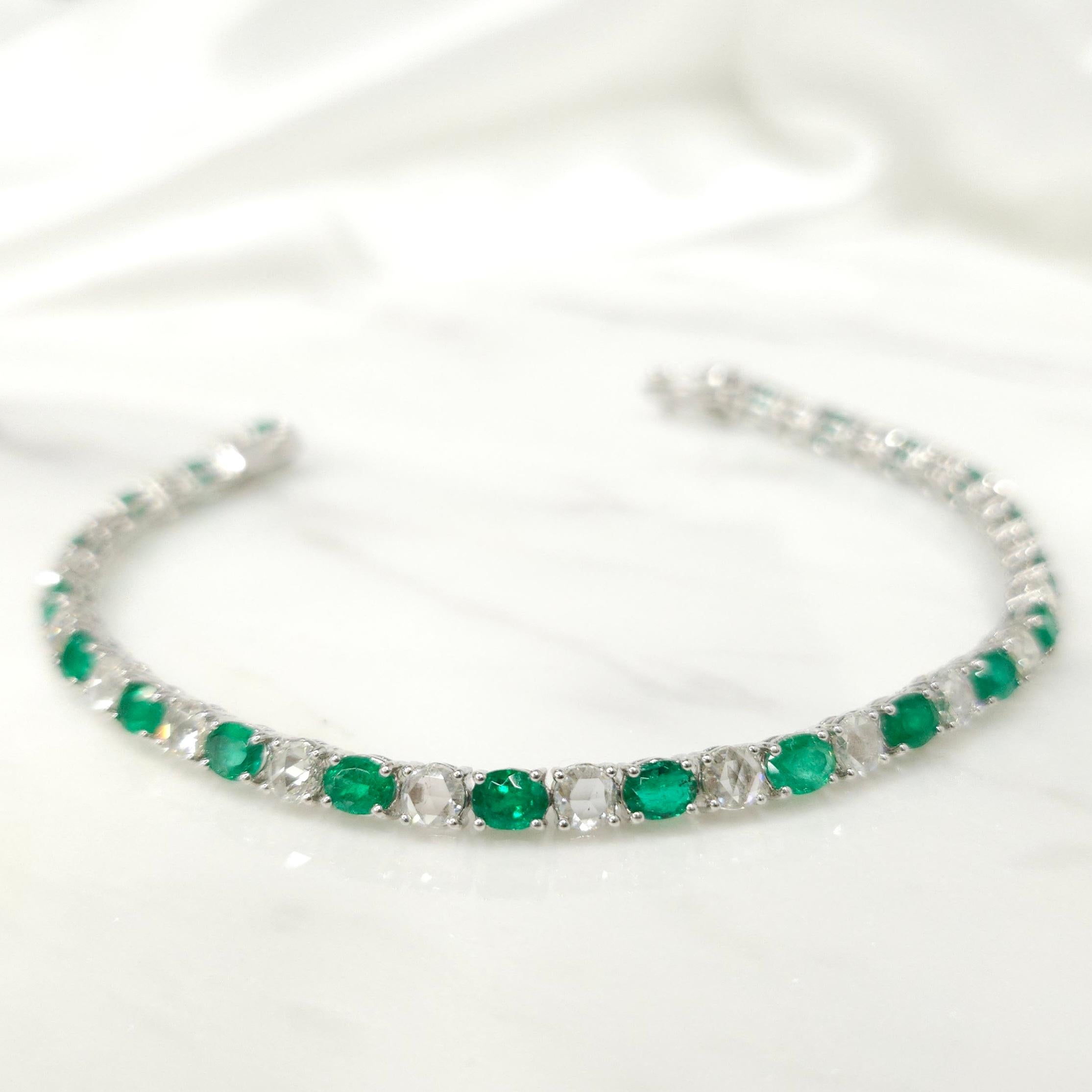 IGI Certified Alternating 3.76 Ct Emerald & 2.37 Ct Diamond Bracelet in 18K Gold In New Condition For Sale In KOWLOON, HK