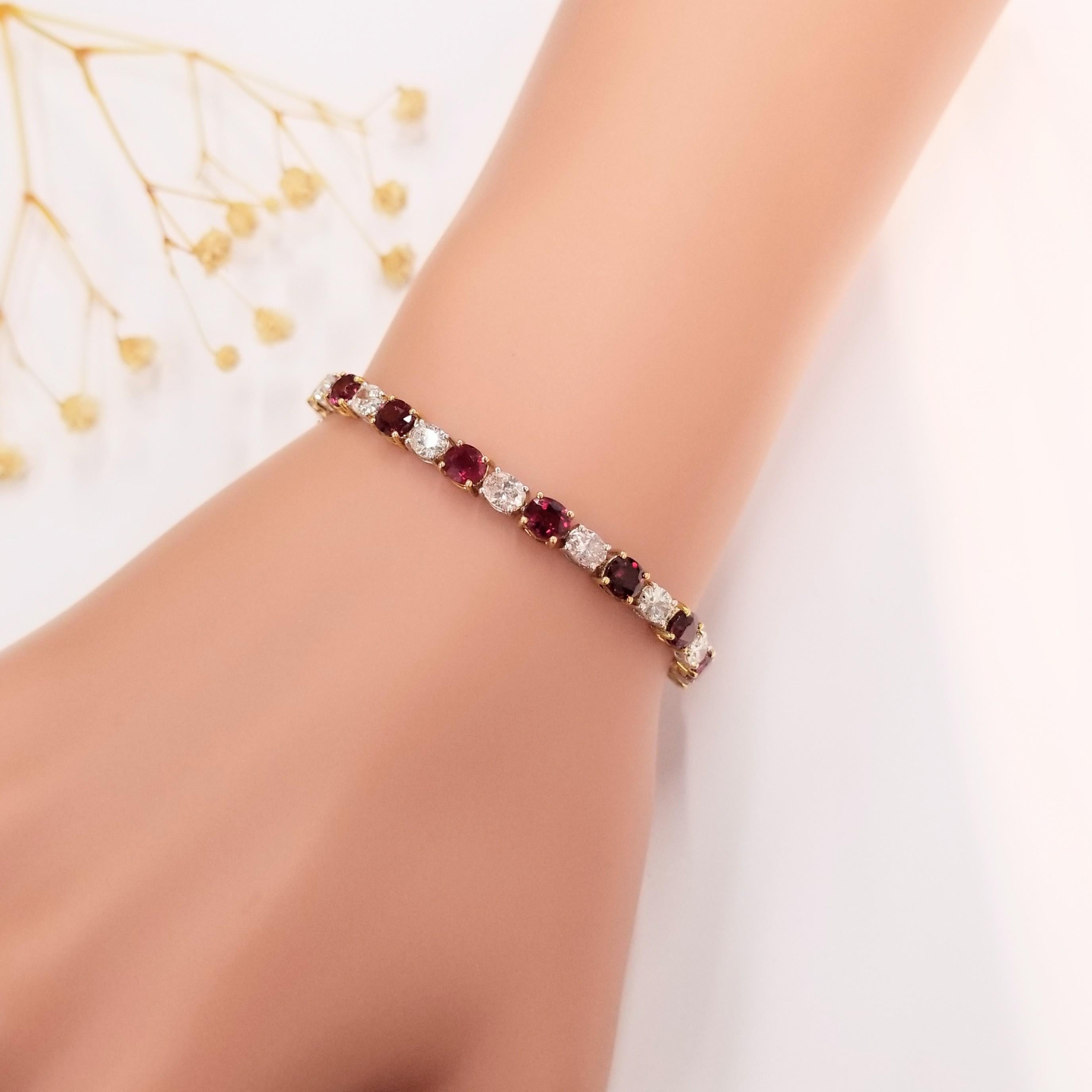 Taille ovale Bracelet en or 18 carats, certifié IGI, alternant 5,50 carats de rubis et 3,85 carats de diamants en vente