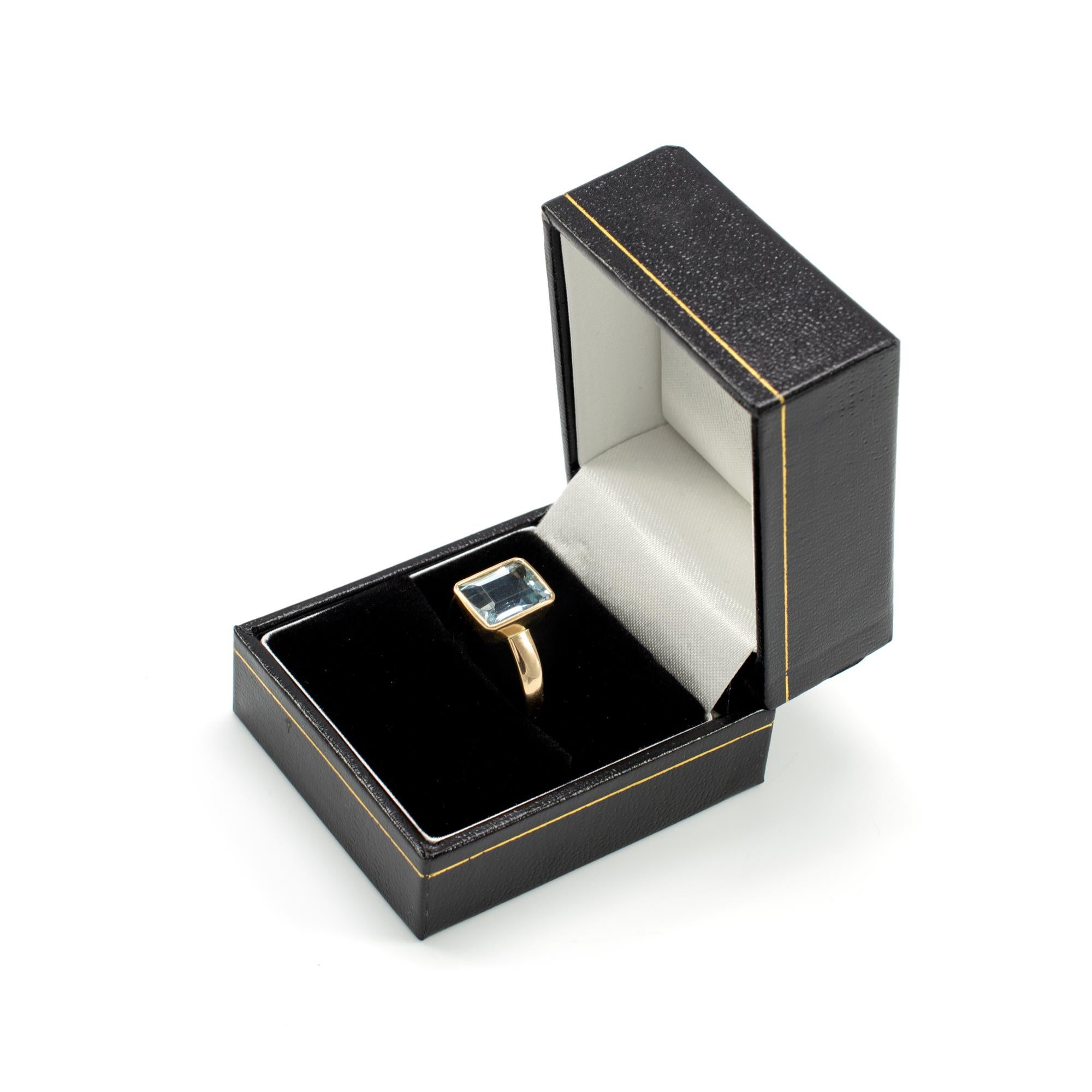 Certified Aquamarine Octagon Bezel Setting Solitaire Ring 18 Karat Yellow Gold For Sale 1