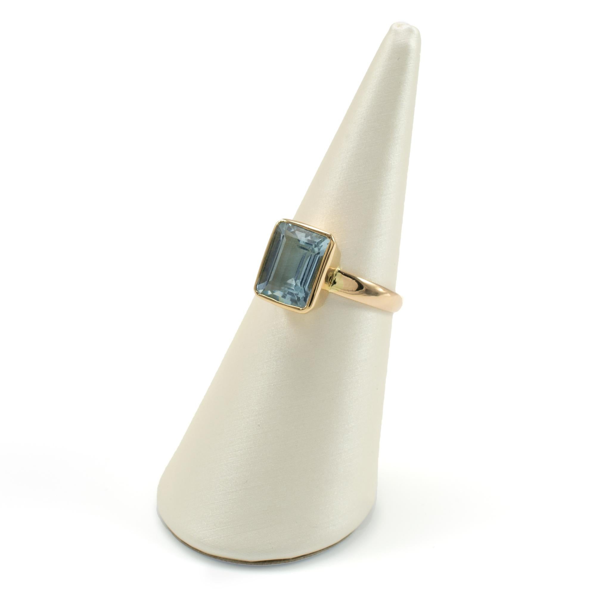 Modern Certified Aquamarine Octagon Bezel Setting Solitaire Ring 18 Karat Yellow Gold For Sale