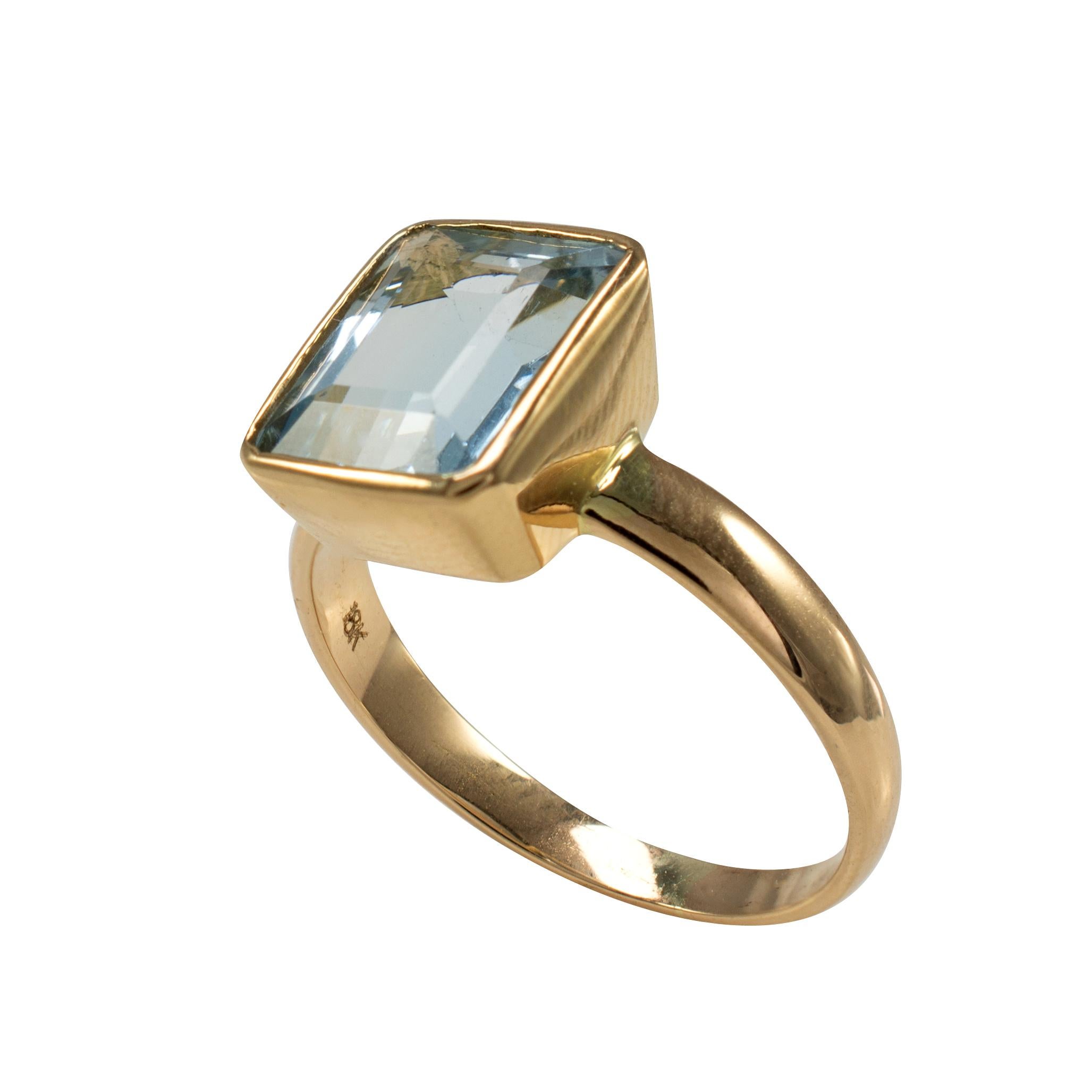 Emerald Cut Certified Aquamarine Octagon Bezel Setting Solitaire Ring 18 Karat Yellow Gold For Sale