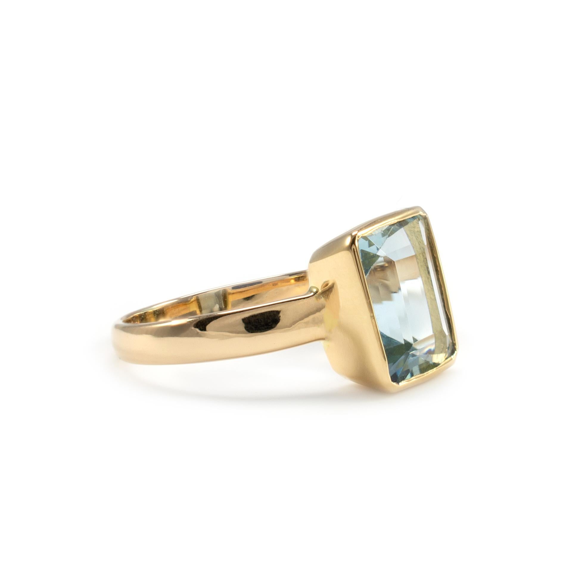Certified Aquamarine Octagon Bezel Setting Solitaire Ring 18 Karat Yellow Gold In New Condition For Sale In Preston, Lancashire