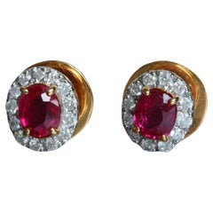 Orecchino con rubino non riscaldato della Birmania certificato IGI in oro giallo 18 carati