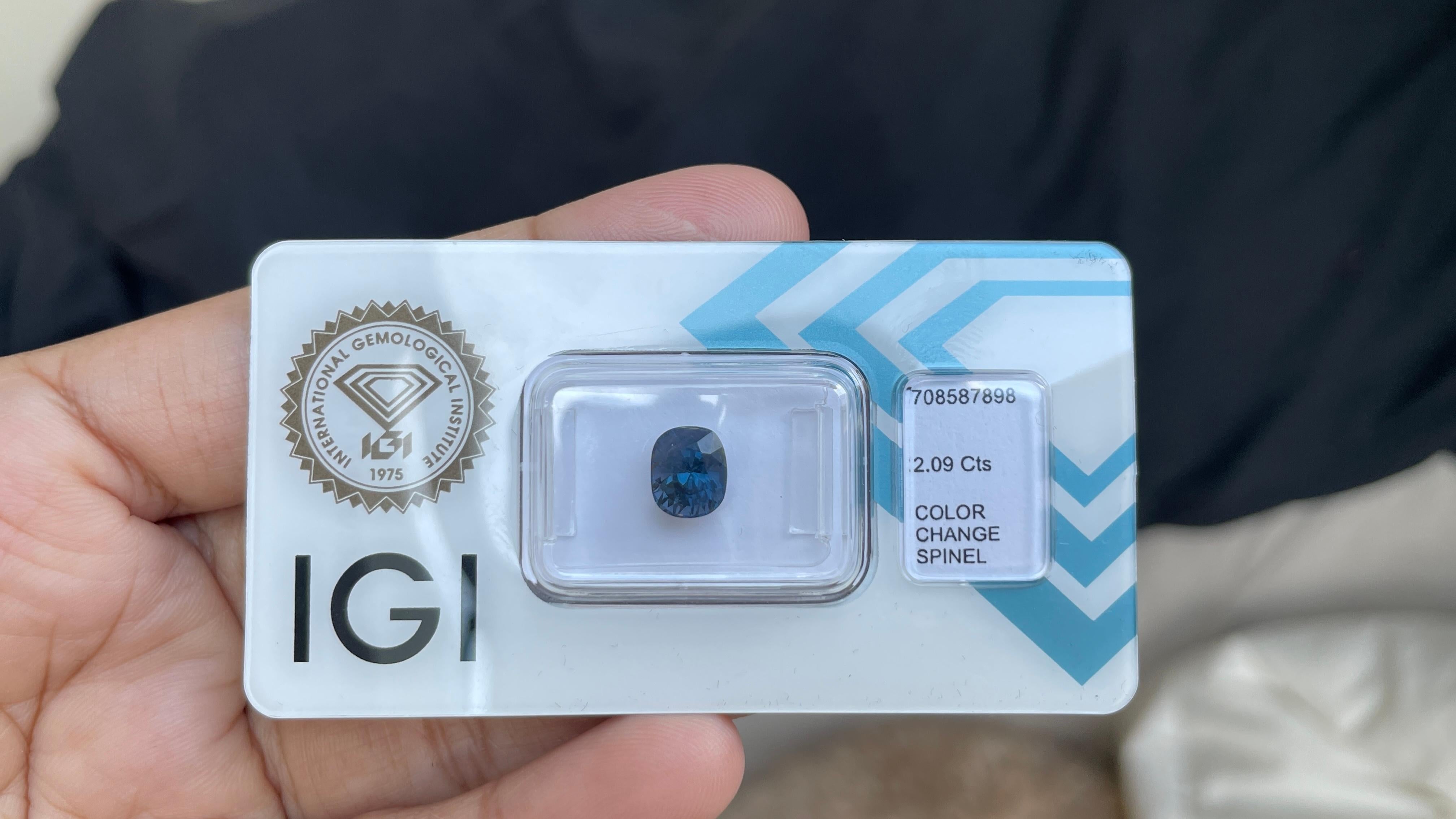 IGI-zertifizierter, farblich veränderter 2,09ct Blauer Spinell (7,56x6,3x5,84mm) (Kissenschliff) im Angebot