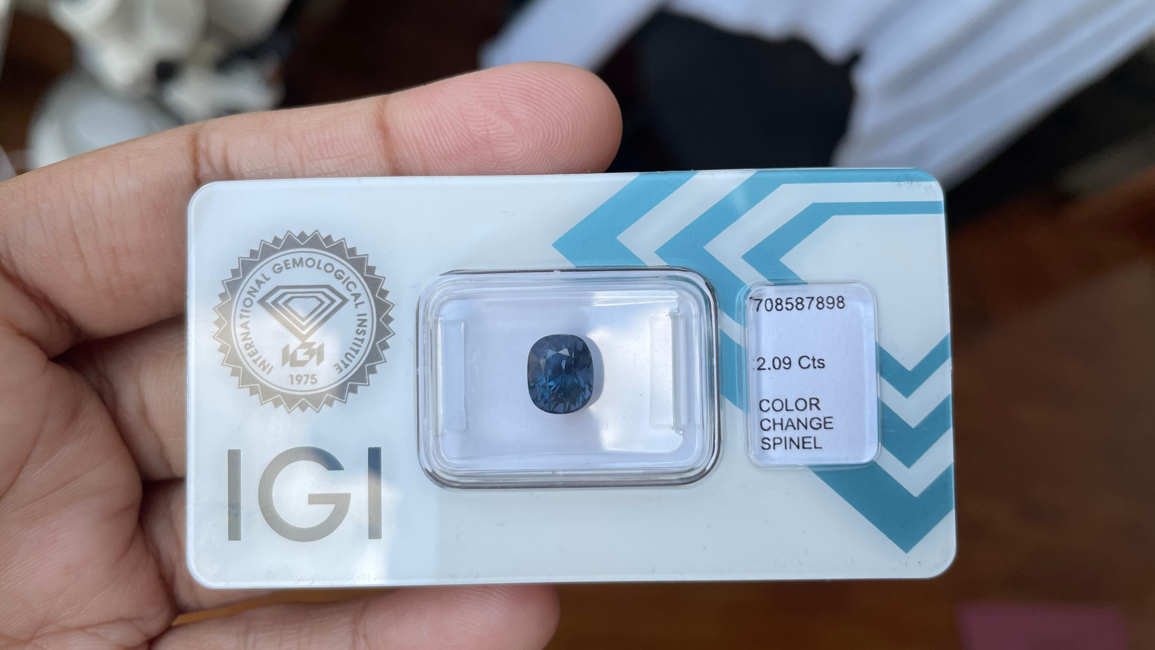 IGI-zertifizierter, farblich veränderter 2,09ct Blauer Spinell (7,56x6,3x5,84mm) im Zustand „Neu“ im Angebot in Singapore, SG