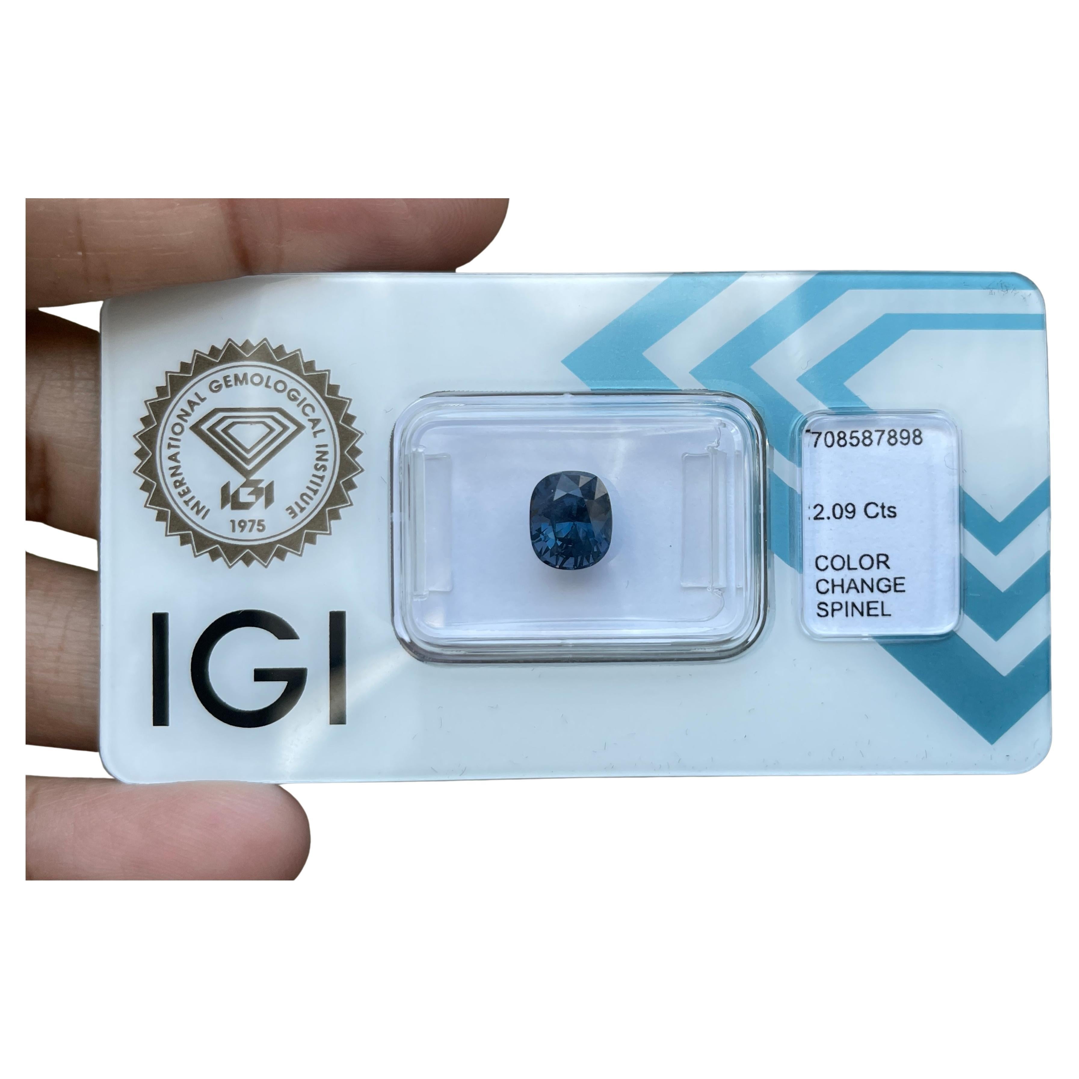 IGI-zertifizierter, farblich veränderter 2,09ct Blauer Spinell (7,56x6,3x5,84mm) im Angebot