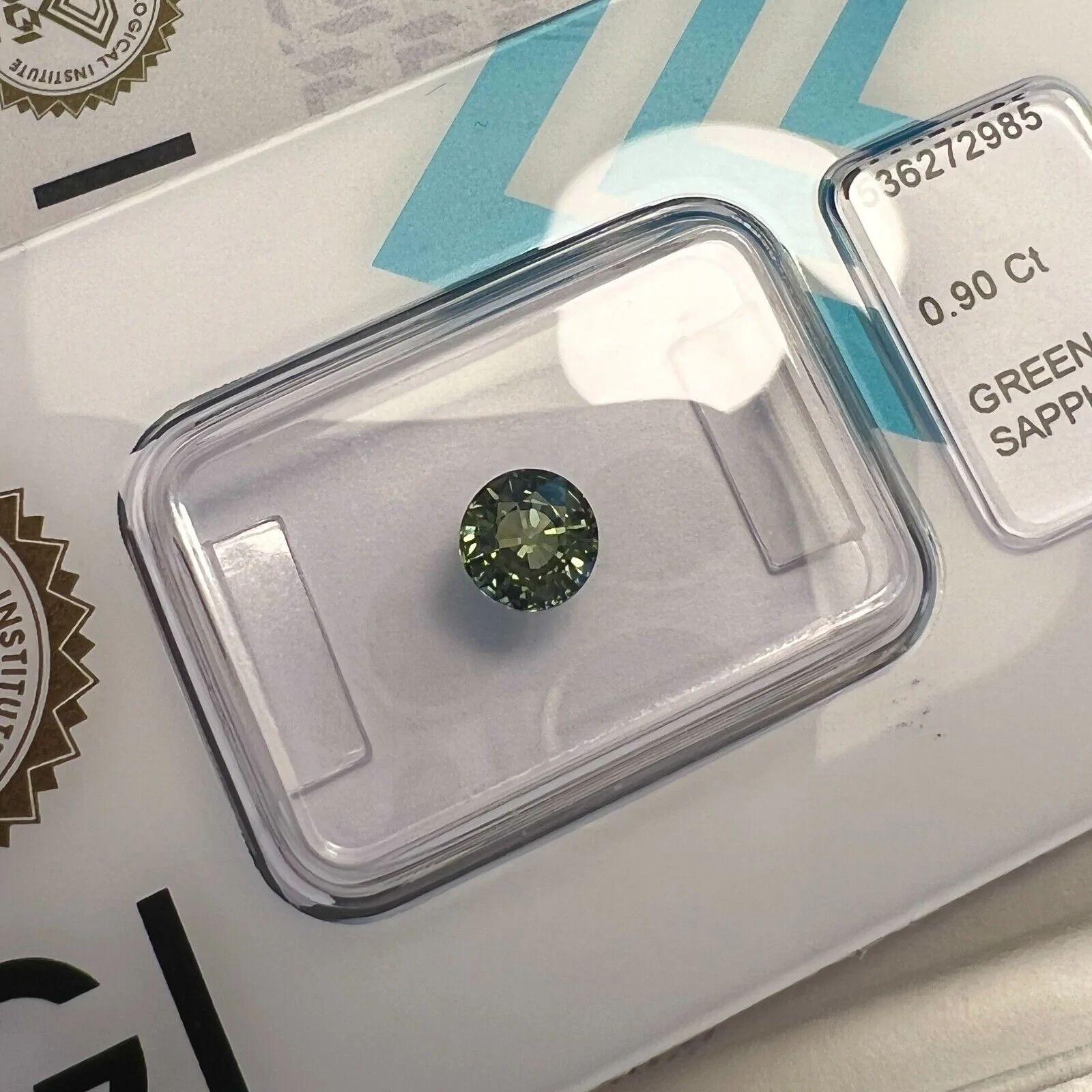 IGI-zertifizierter Farbwechsel Grüner Saphir 0,90ct Unbehandelt Rundschliff Unerhitzt

Seltener unbehandelter Farbwechsel Saphir Edelstein.
Unerhitzter Saphir von 0.90 Karat mit einem seltenen Farbwechsel-Effekt. Die Farbe ändert sich je nach