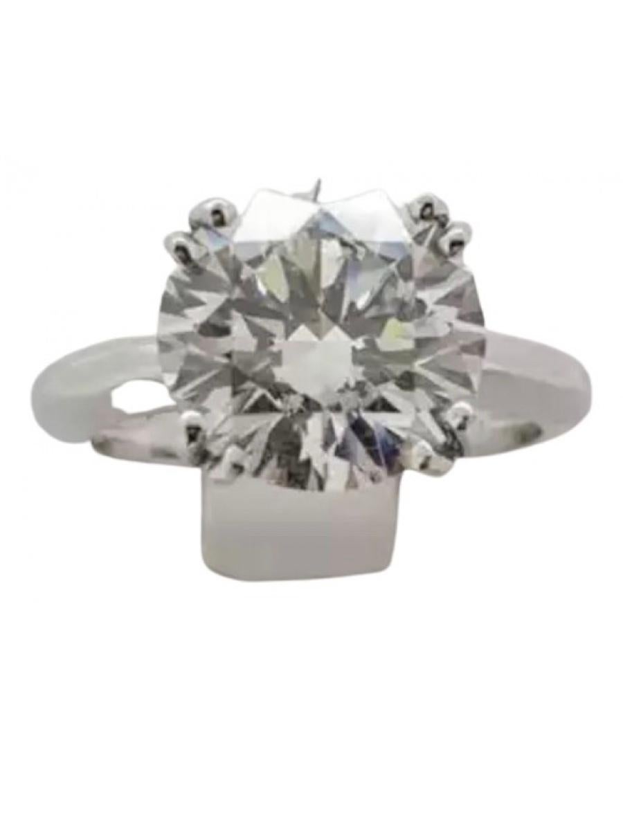 Design exclusif en 18 carats avec un magnifique diamant rond de taille brillant ct 5 F/SI2. 
Complet avec le rapport IGI .

RRP 2 50 000 Euros.