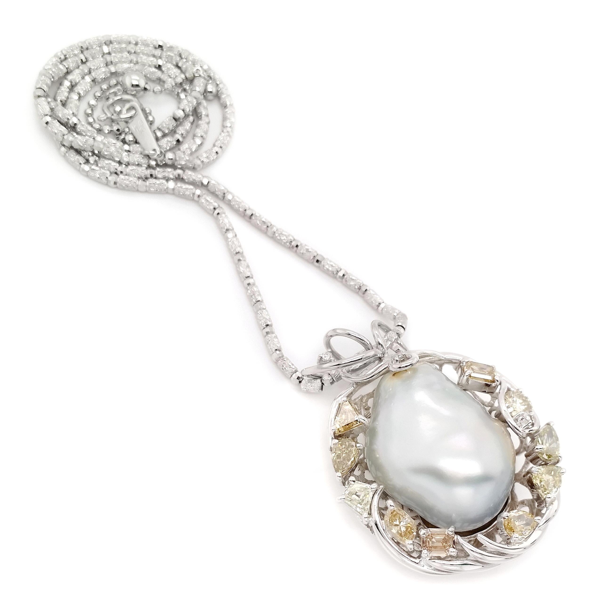Drape yourself in sophistication with our cultured pearl and 3.21 carats of natural diamonds, set in a mixed cut, on an 18K white gold pendant accompanied by a chain. This exquisite piece, weighing 32.89 grams, is a harmonious blend of timeless