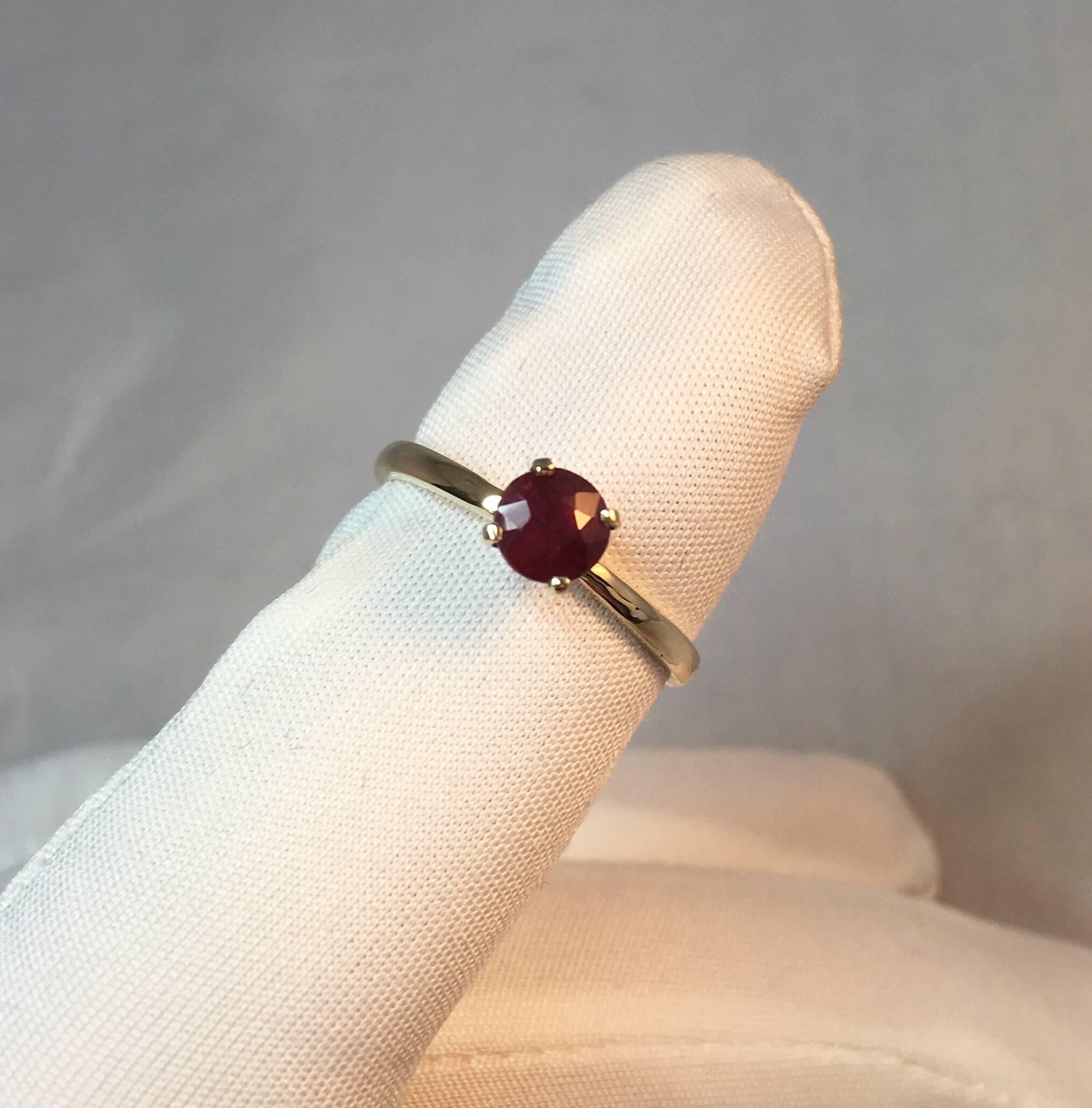 IGI Certified Deep Red Round Cut Ruby ‘Tiffany Style’ Solitaire Gold Ring In New Condition In Birmingham, GB