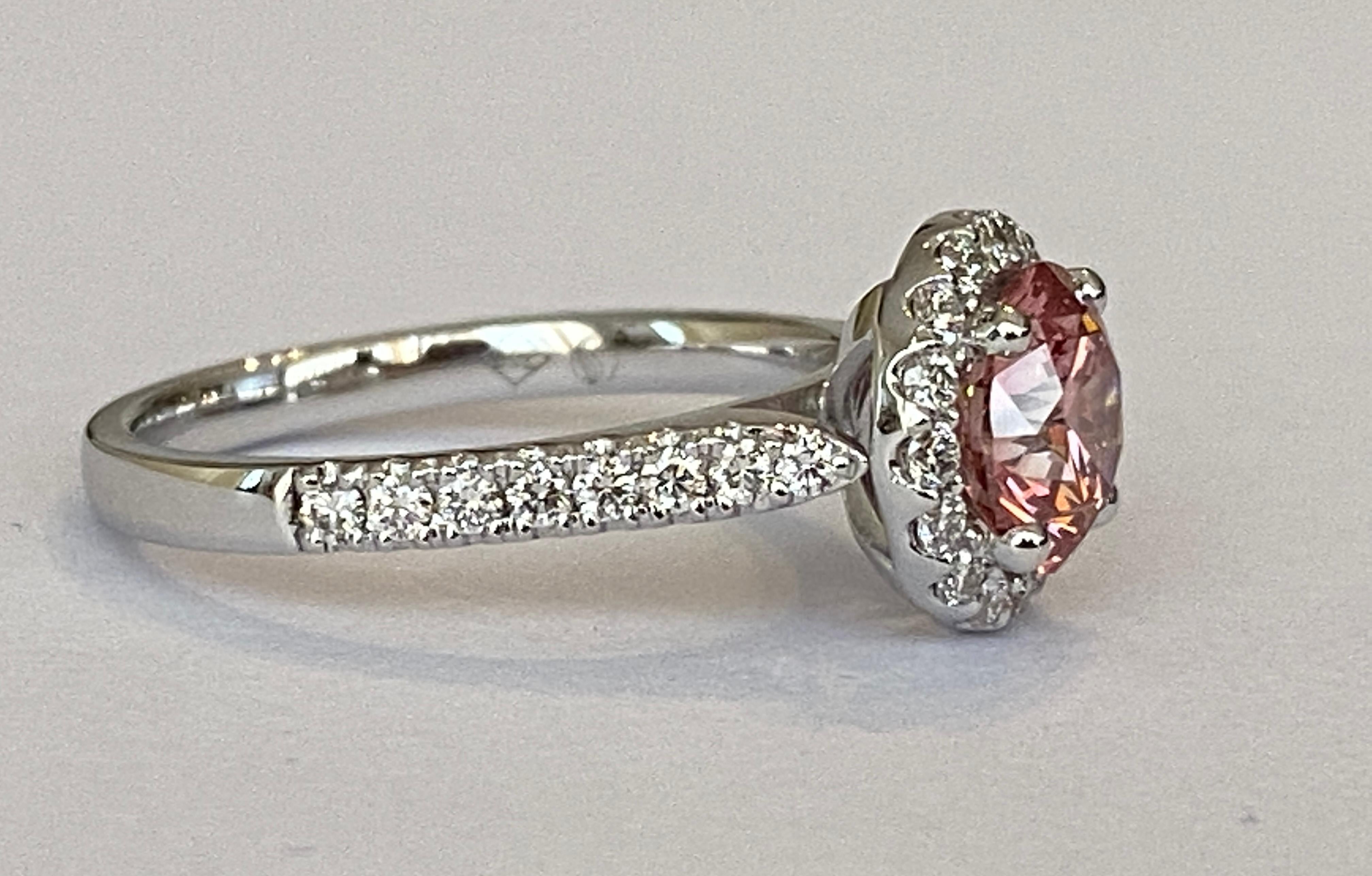 Women's IGI Certified Diamond Engagement Ring VS1 1.51crt Pink Lab Created, 18 kt Gold For Sale