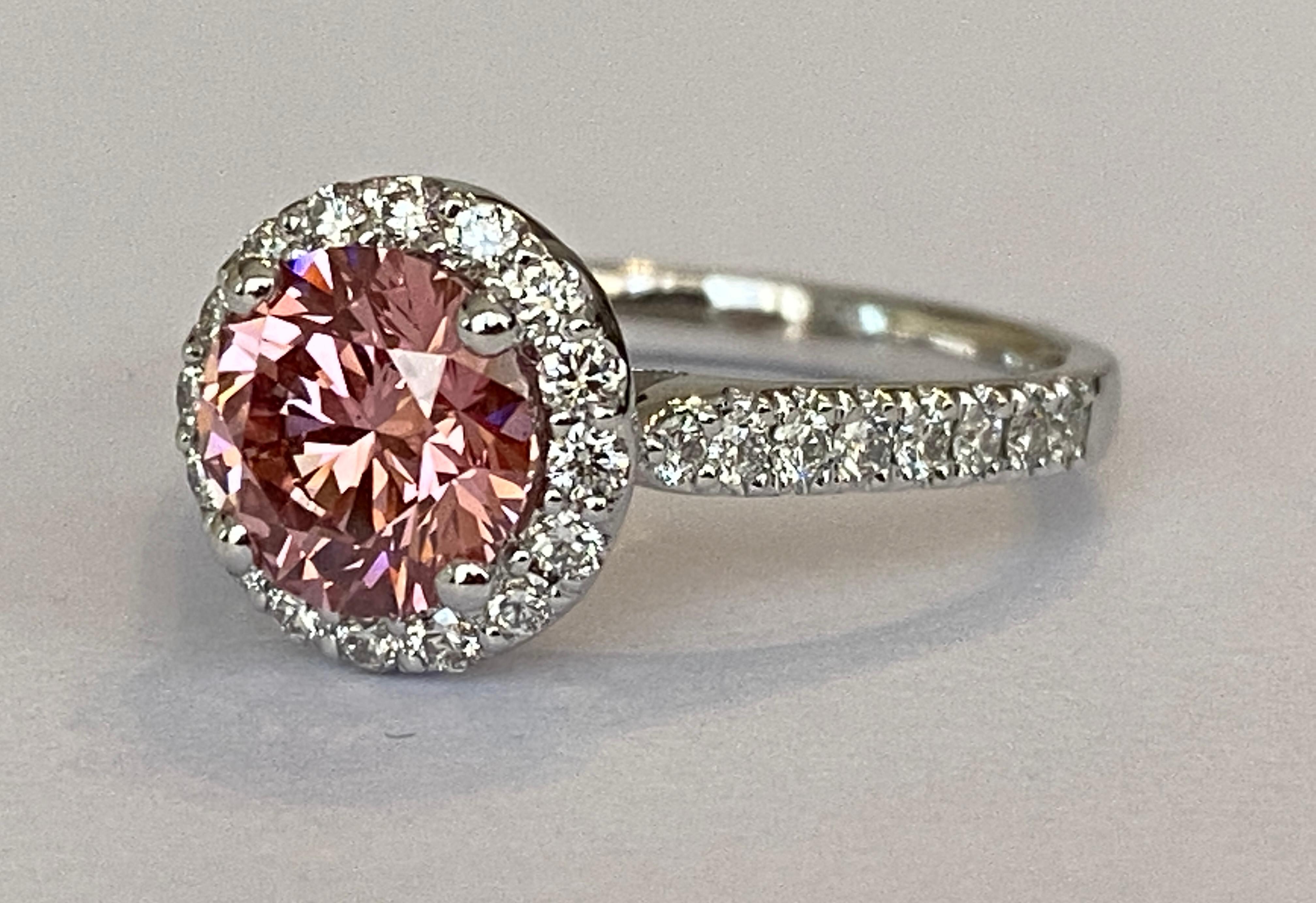 IGI Certified Diamond Engagement Ring VS1 1.51crt Pink Lab Created, 18 kt Gold For Sale 1