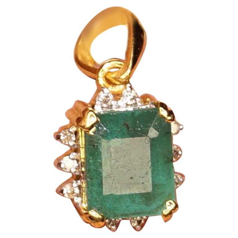 Questo ciondolo Stunner definisce la classe. Completa il tuo look quotidiano e attira l'attenzione nelle occasioni speciali. Questo pezzo di bellezza è costituito da uno smeraldo naturale dello Zambia tempestato di oro giallo 18 carati e da