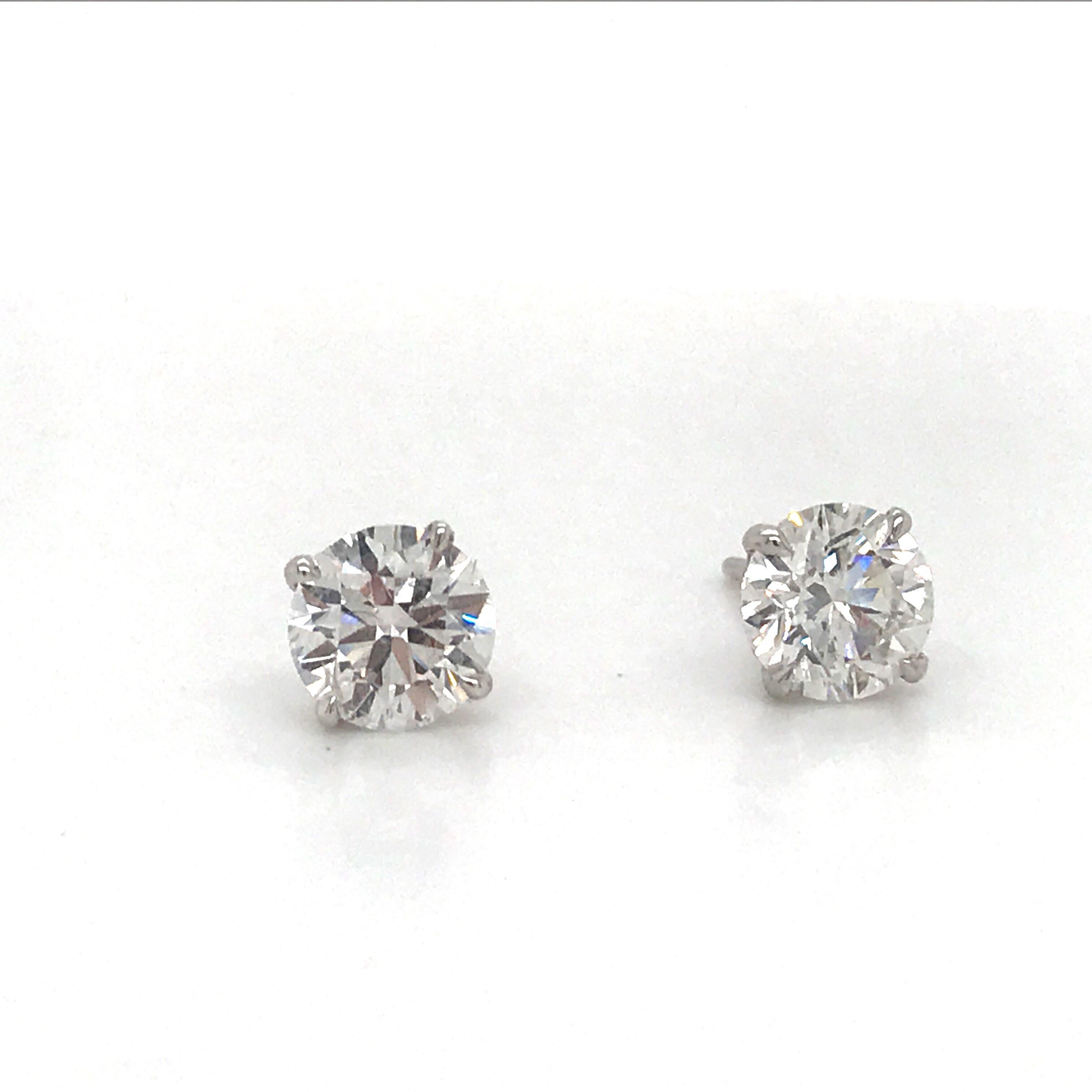 IGI Certified diamond stud earrings weighing 2.61 carats in a 4 prong champagne setting, 18k white gold.
Color G
Clarity SI2
