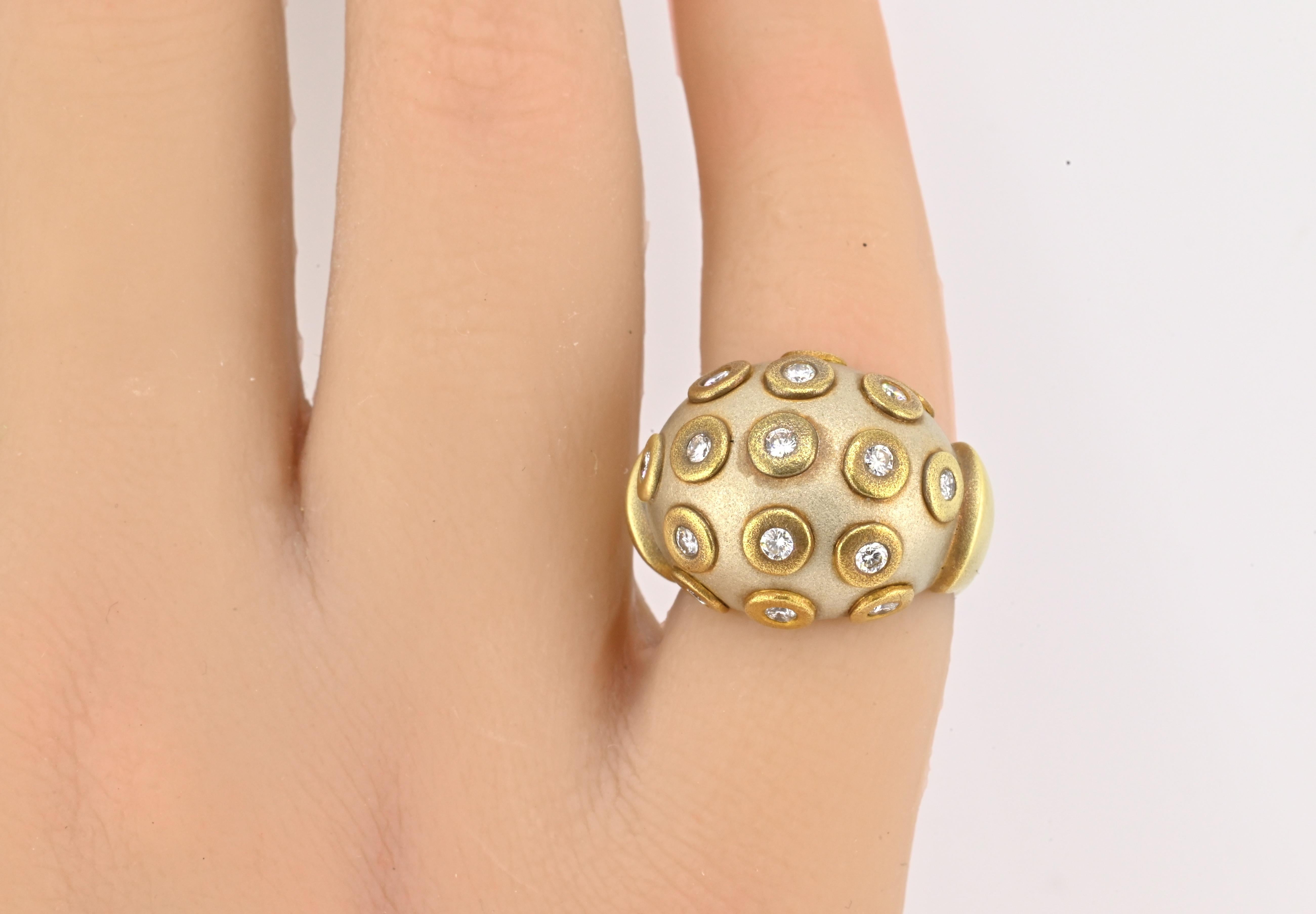Anello a cupola in oro giallo 18 carati con certificato IGI Diana Vincent  0,42ct Diamanti Nature VS  Dimensione 4

Questo squisito anello a cupola firmato Diana Vincent è realizzato in lussuoso oro giallo 18 carati e mette in mostra l'eleganza