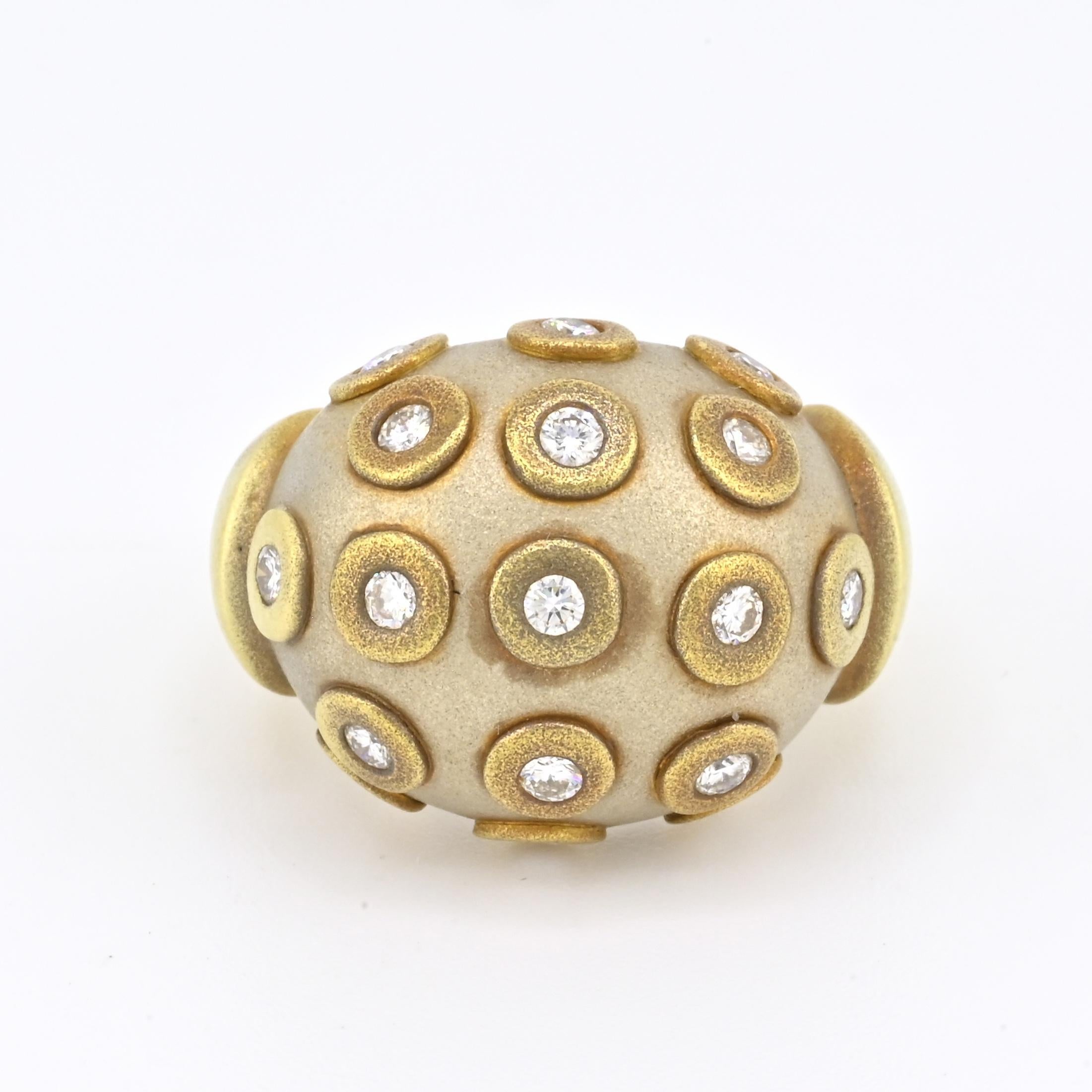 Anello con diamante a cupola in oro 18 carati Vincent Vincent, certificato IGI, misura 4 In condizioni buone in vendita a Media, PA