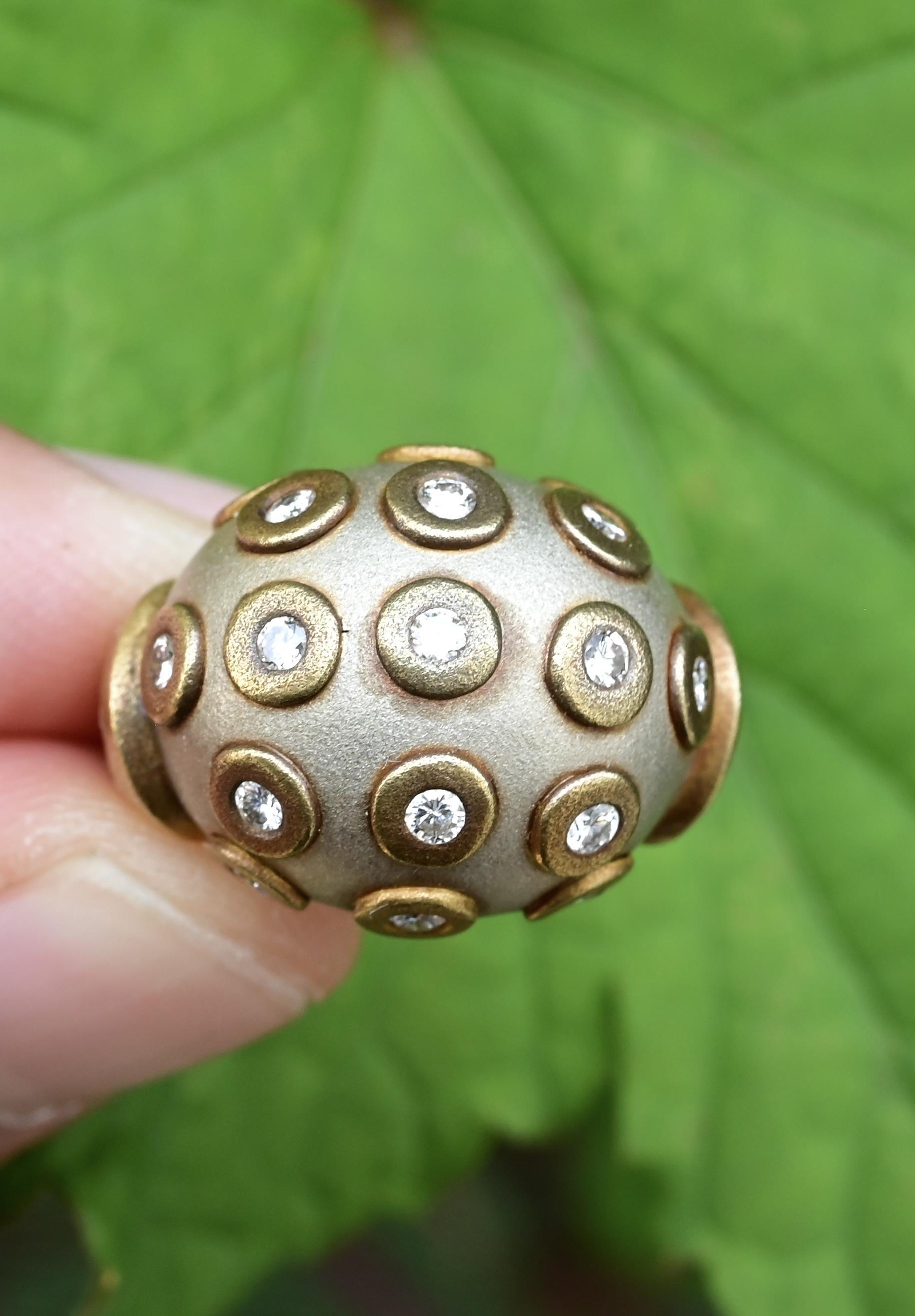 Anello con diamante a cupola in oro 18 carati Vincent Vincent, certificato IGI, misura 4 in vendita 1