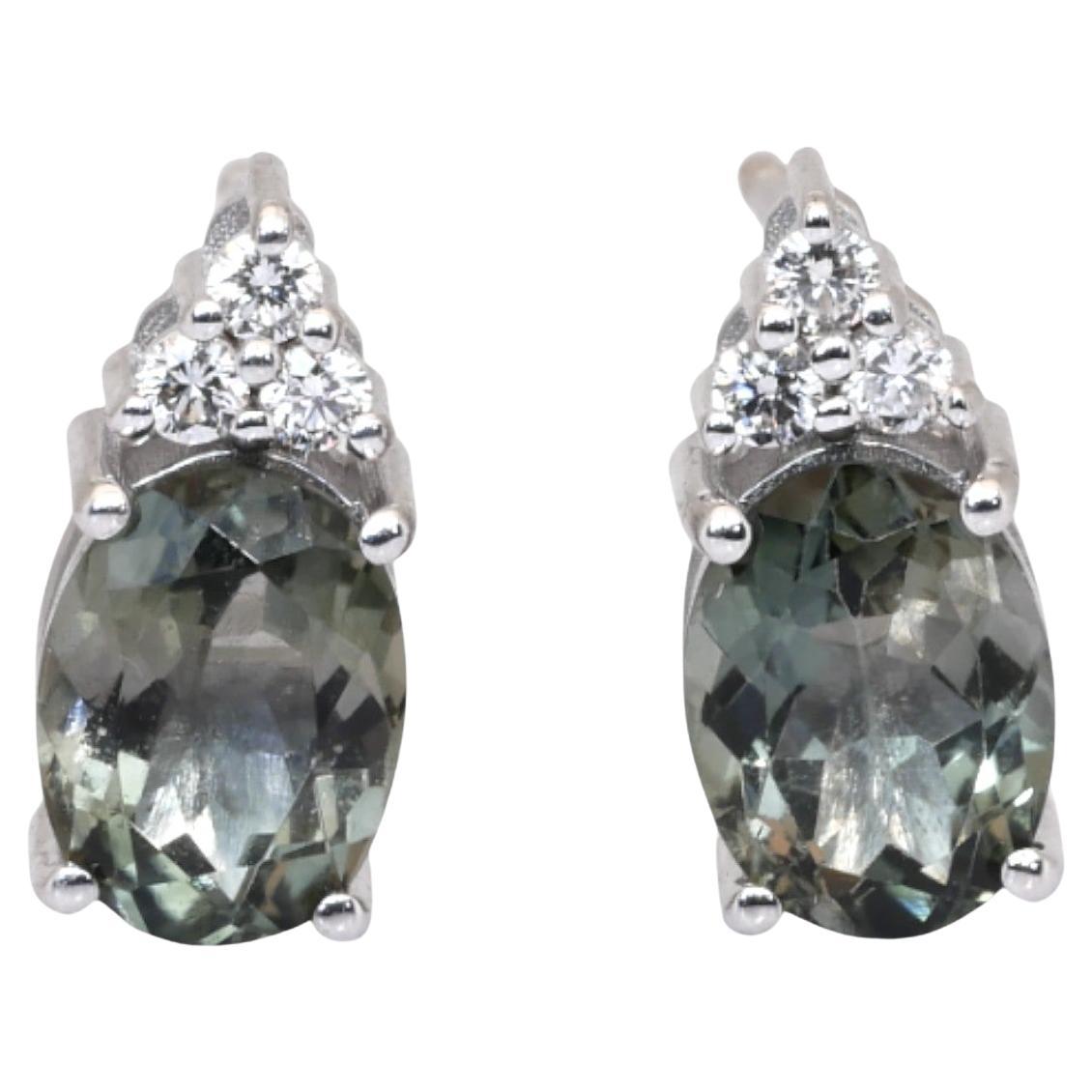 Boucles d
oreilles en or blanc 18 carats avec tourmaline et diamants certifiés IGI E-3218 en vente