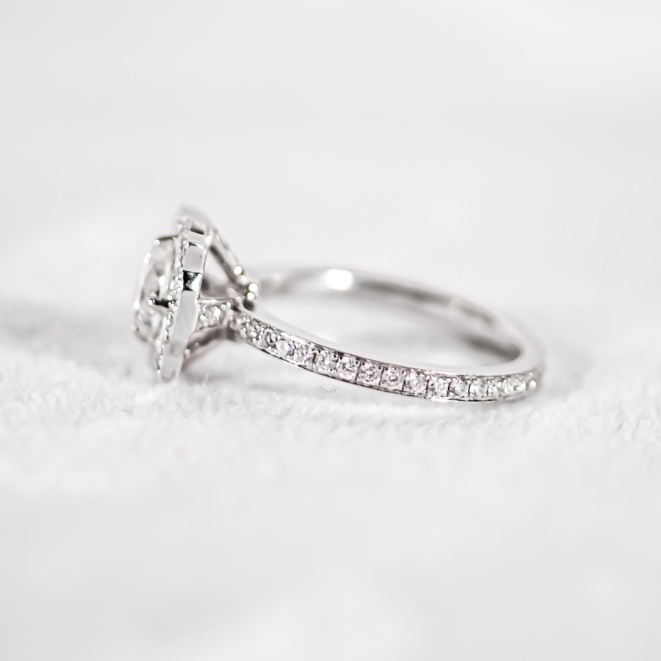 IGI Certified E-VS1 Round Center Diamond 18K Contemporary Design Ring In Good Condition For Sale In Palm Beach, FL