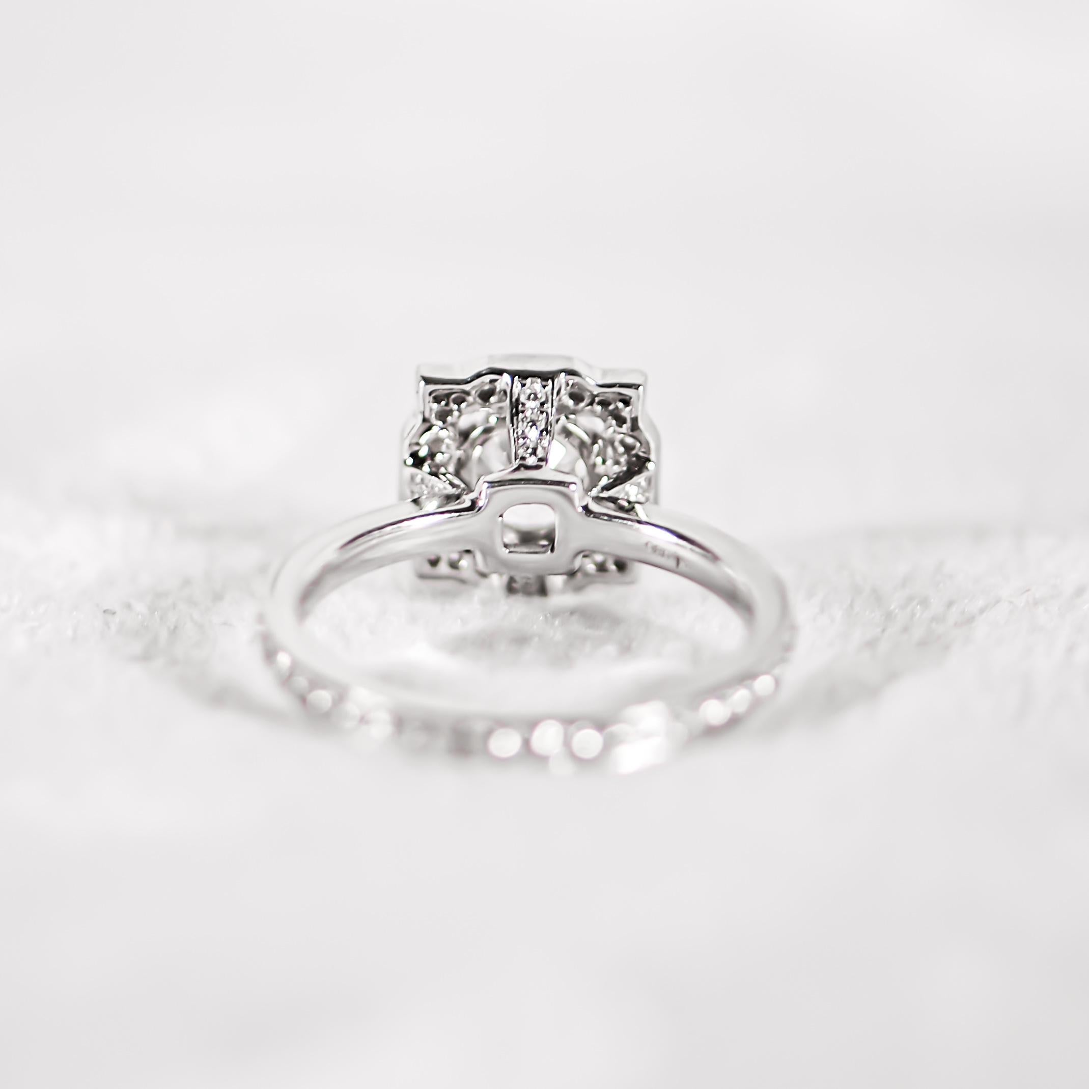 Women's IGI Certified E-VS1 Round Center Diamond 18K Contemporary Design Ring For Sale
