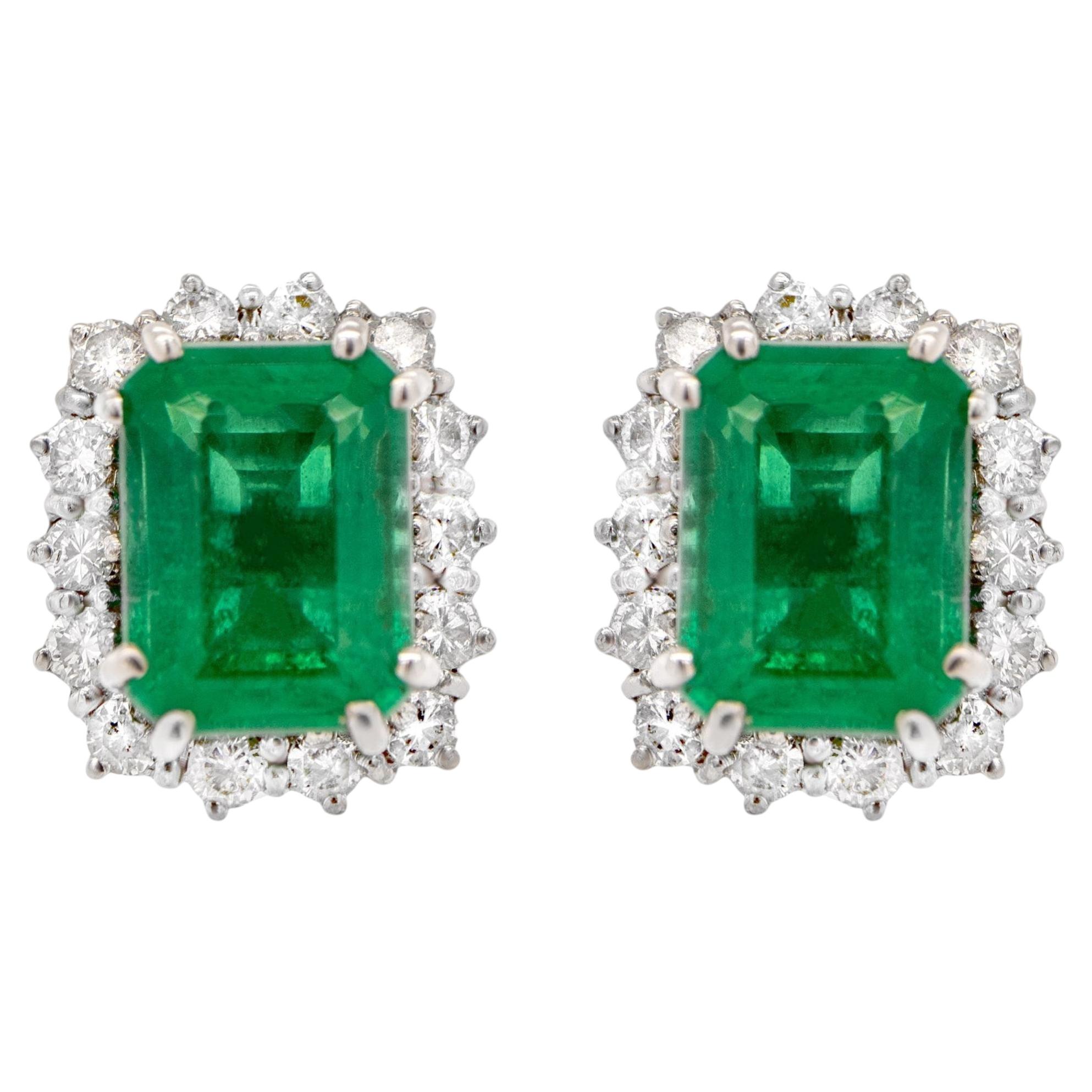 Orecchini a perno con smeraldo certificato IGI Diamante aureolato 4,49 carati Oro 18 carati