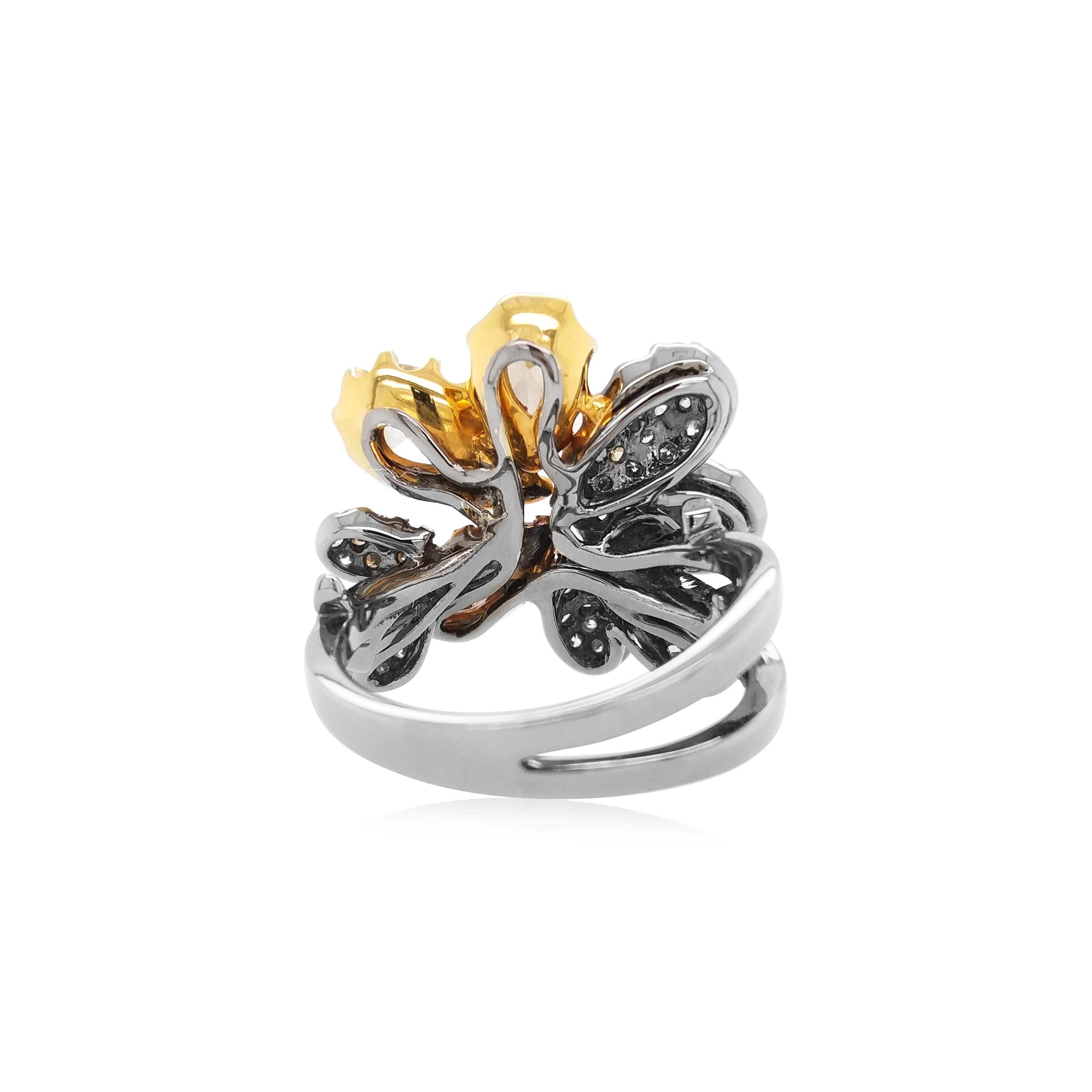 Dieser Ring enthält drei seltene Fancy Color-Diamanten, einen grünlich-gelben, einen bräunlich-gelben und einen braunen Diamanten. Die farbigen Diamanten sind mit einer Reihe von Blütenblättern aus weißen Diamanten mit rundem Brillantschliff