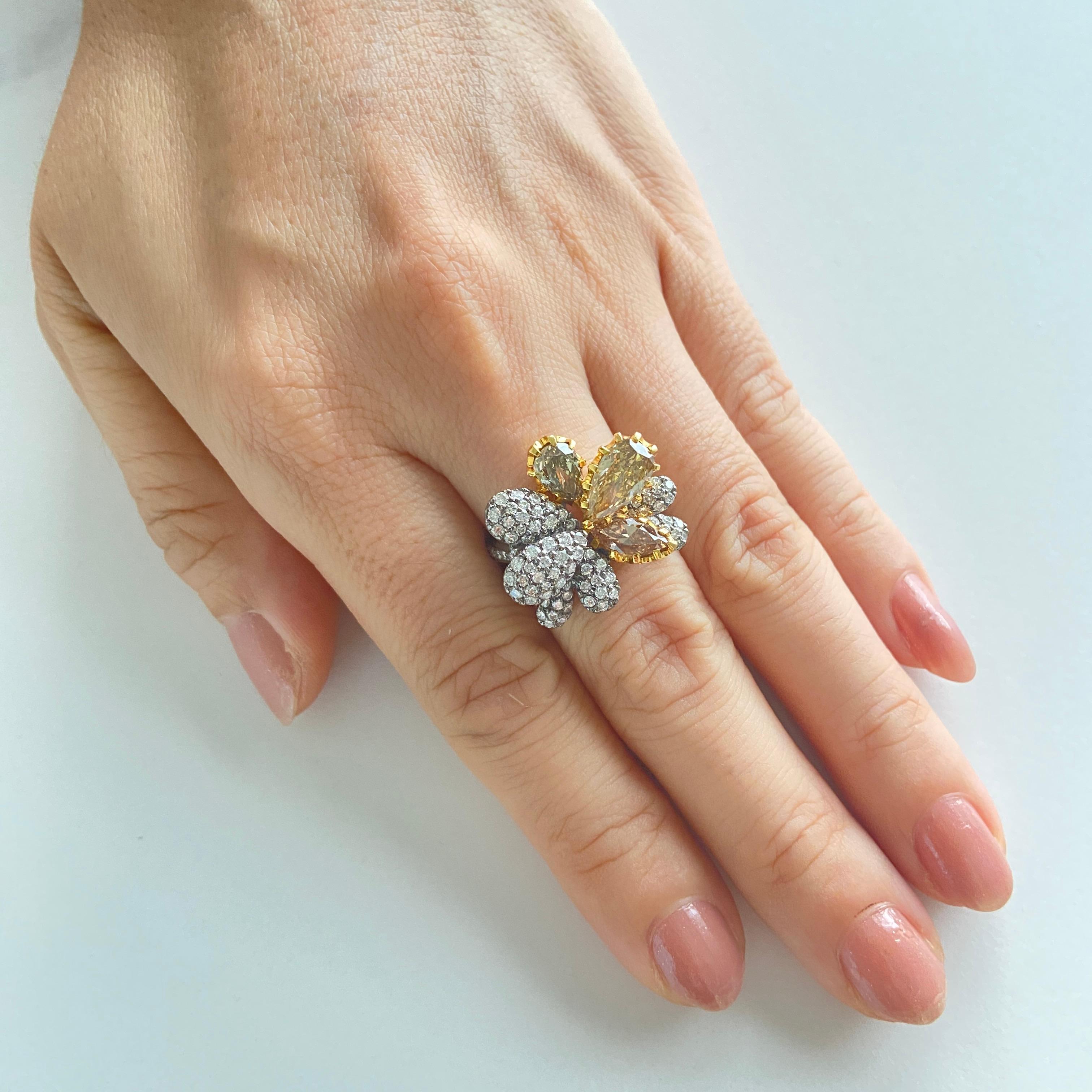 Bague cocktail en or 18 carats avec diamants de couleur fantaisie certifiés IGI Pour femmes en vente